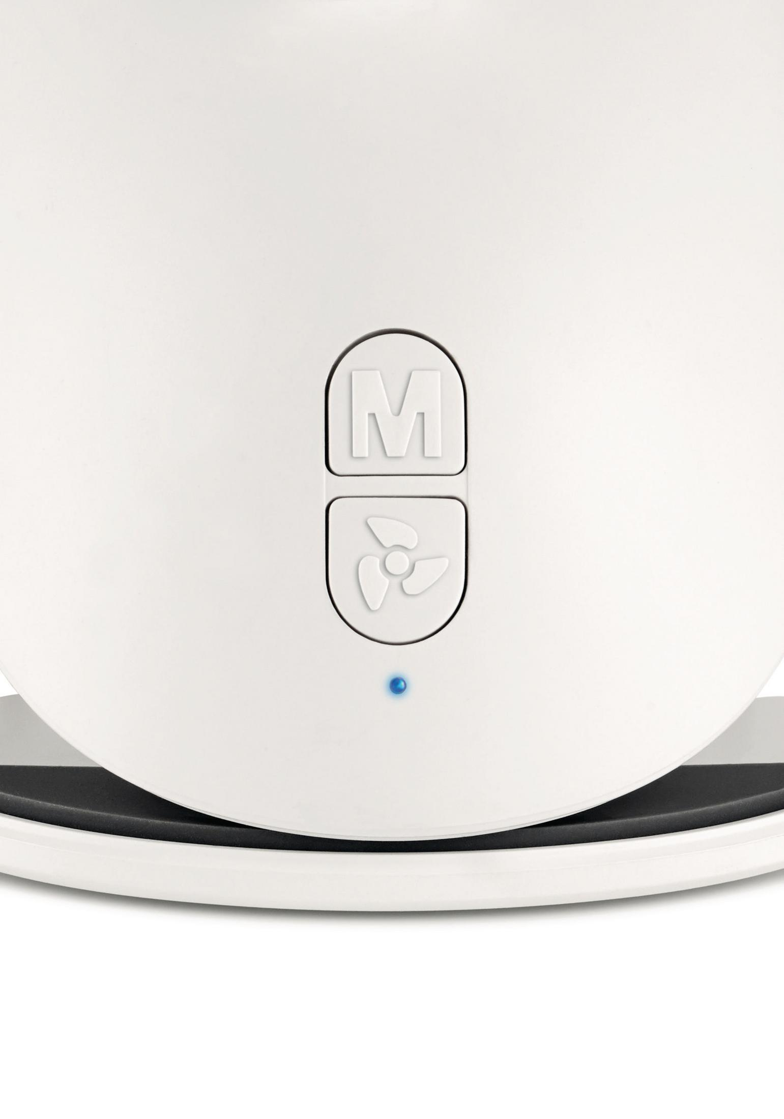 Zbliżenie białego urządzenia z dwoma przyciskami i niebieskim światłem, prawdopodobnie wentylatorem.