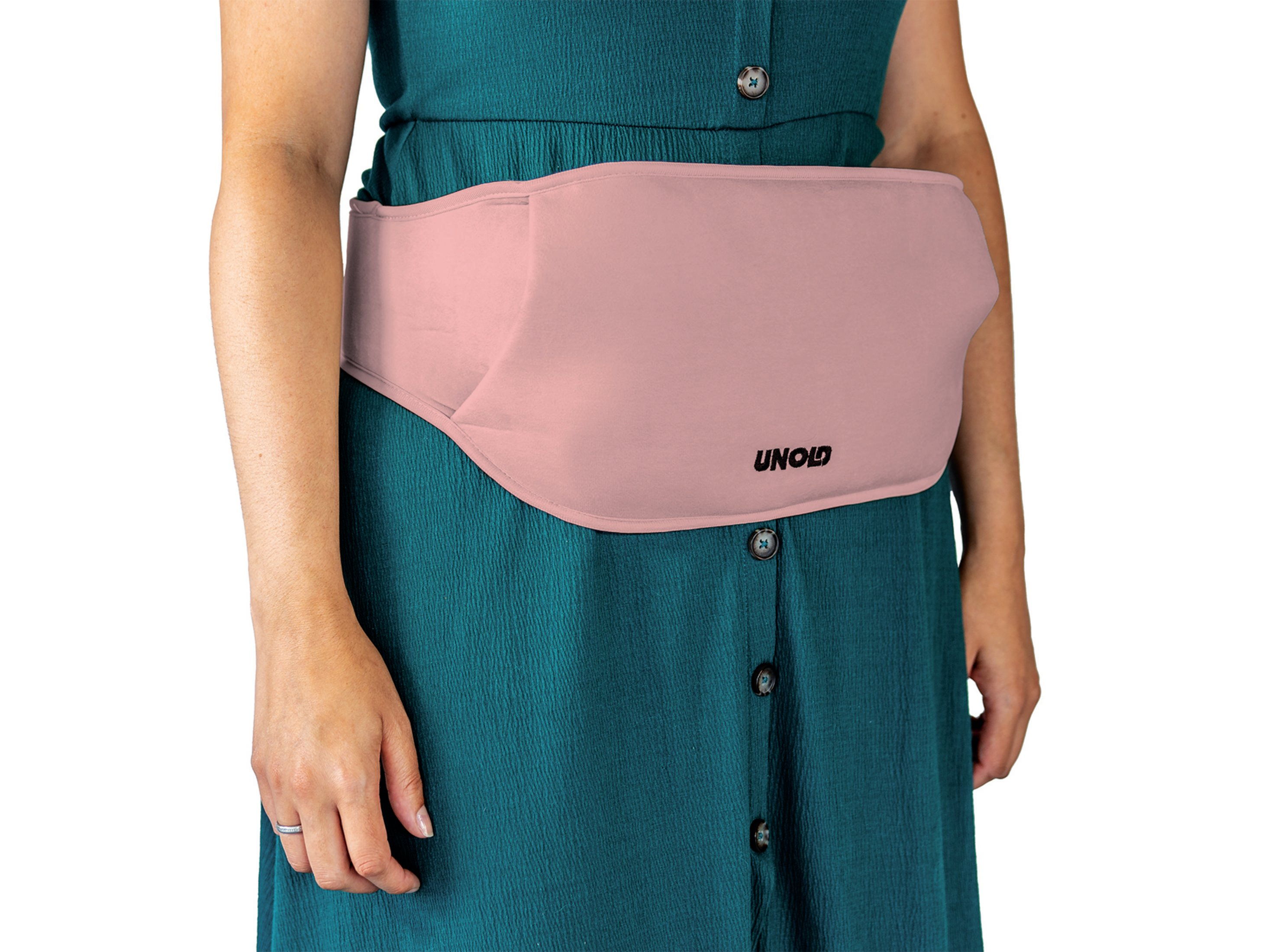 Kobieta nosząca różowy pas grzewczy w talii. Zielona sukienka i białe tło.