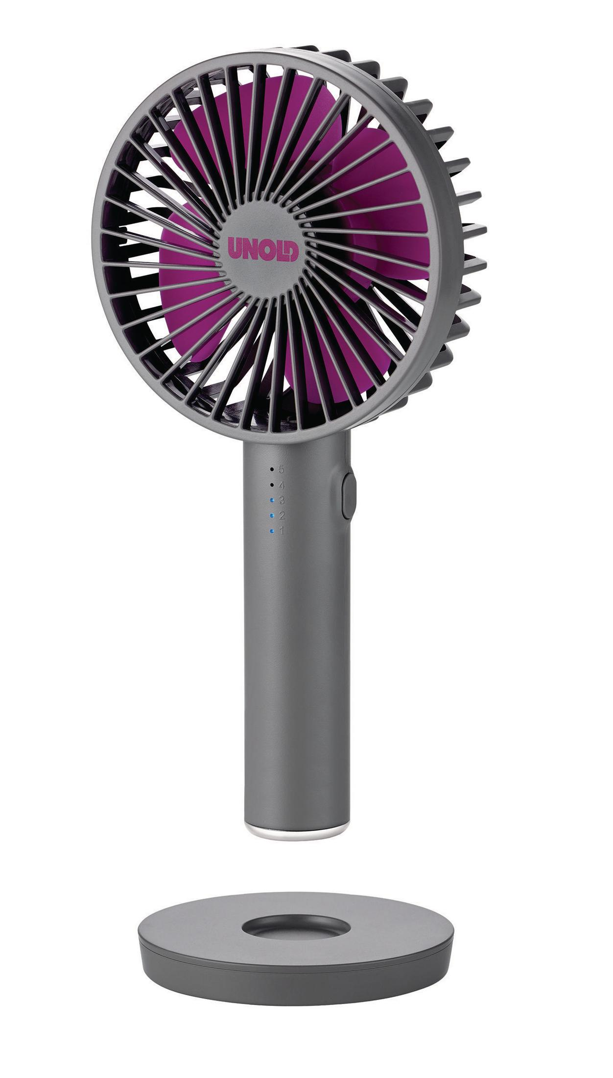 Grauer tragbarer Ventilator mit lilafarbenen Flügeln auf grauem Sockel. Der Lüfter hat einen Griff und einen Knopf.