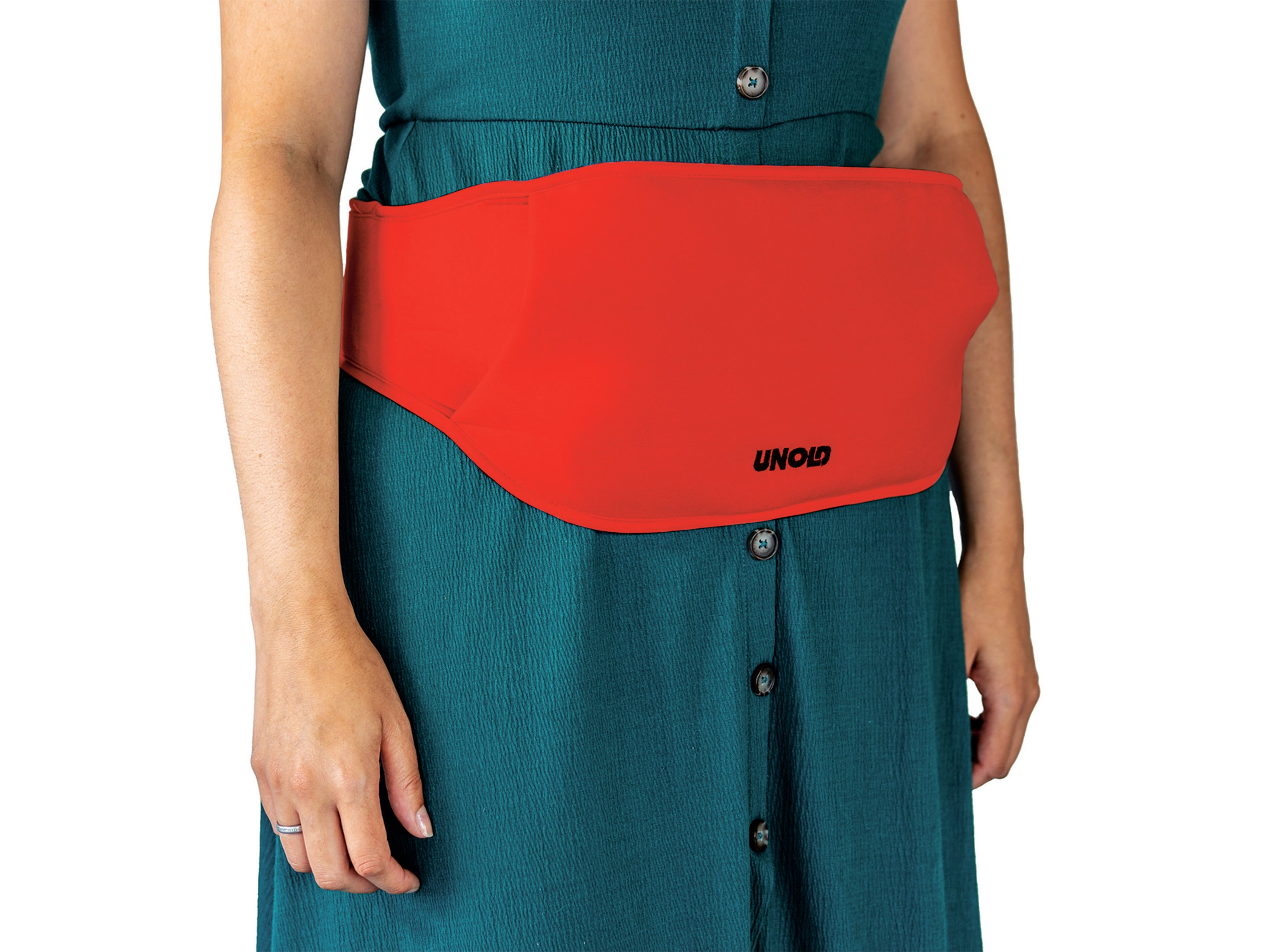 Osoba nosząca czerwony pas podtrzymujący plecy, na zielonej sukience.