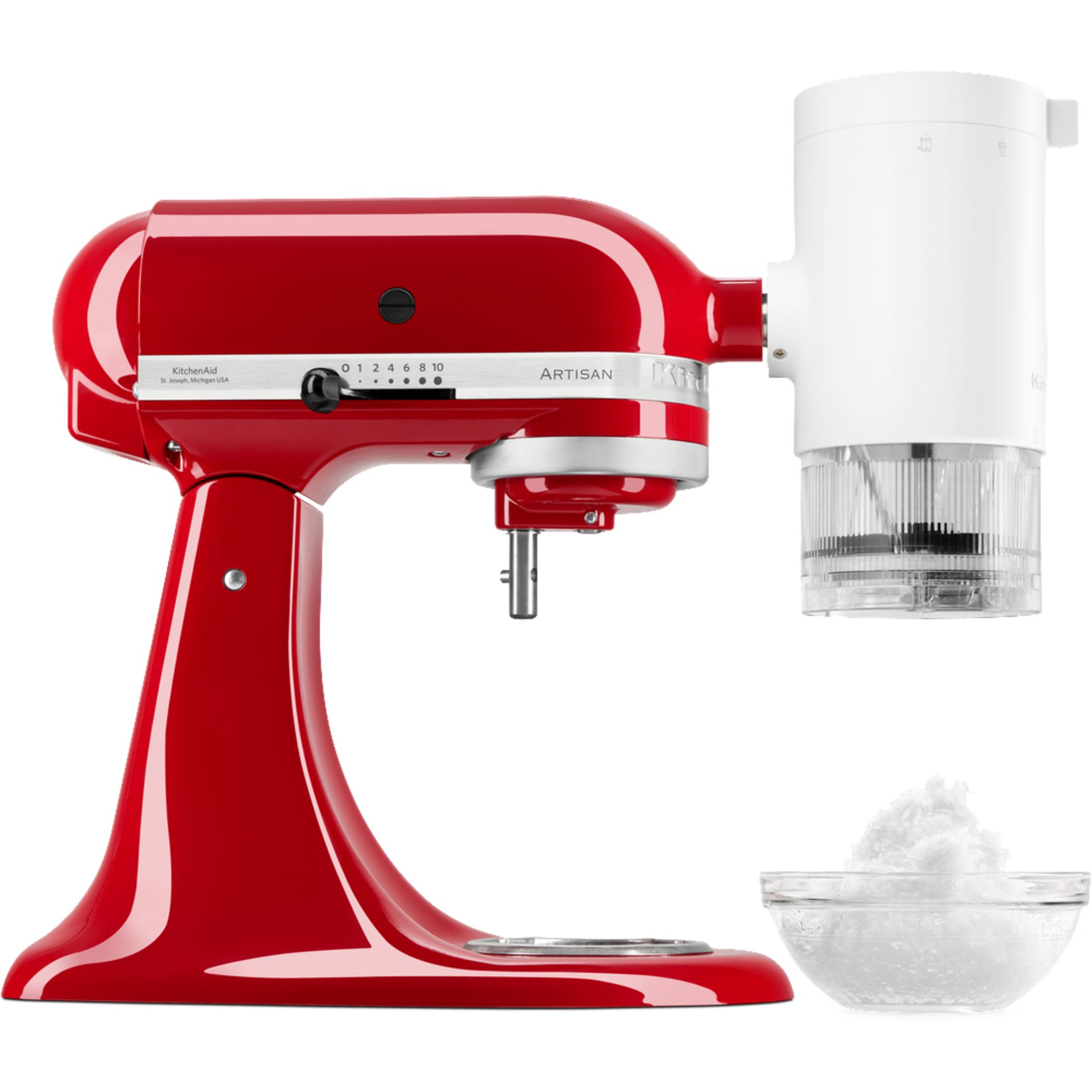 Roter KitchenAid-Mixer mit einem weißen Eisrasiereraufsatz und einer Schüssel mit geschabtem Eis.