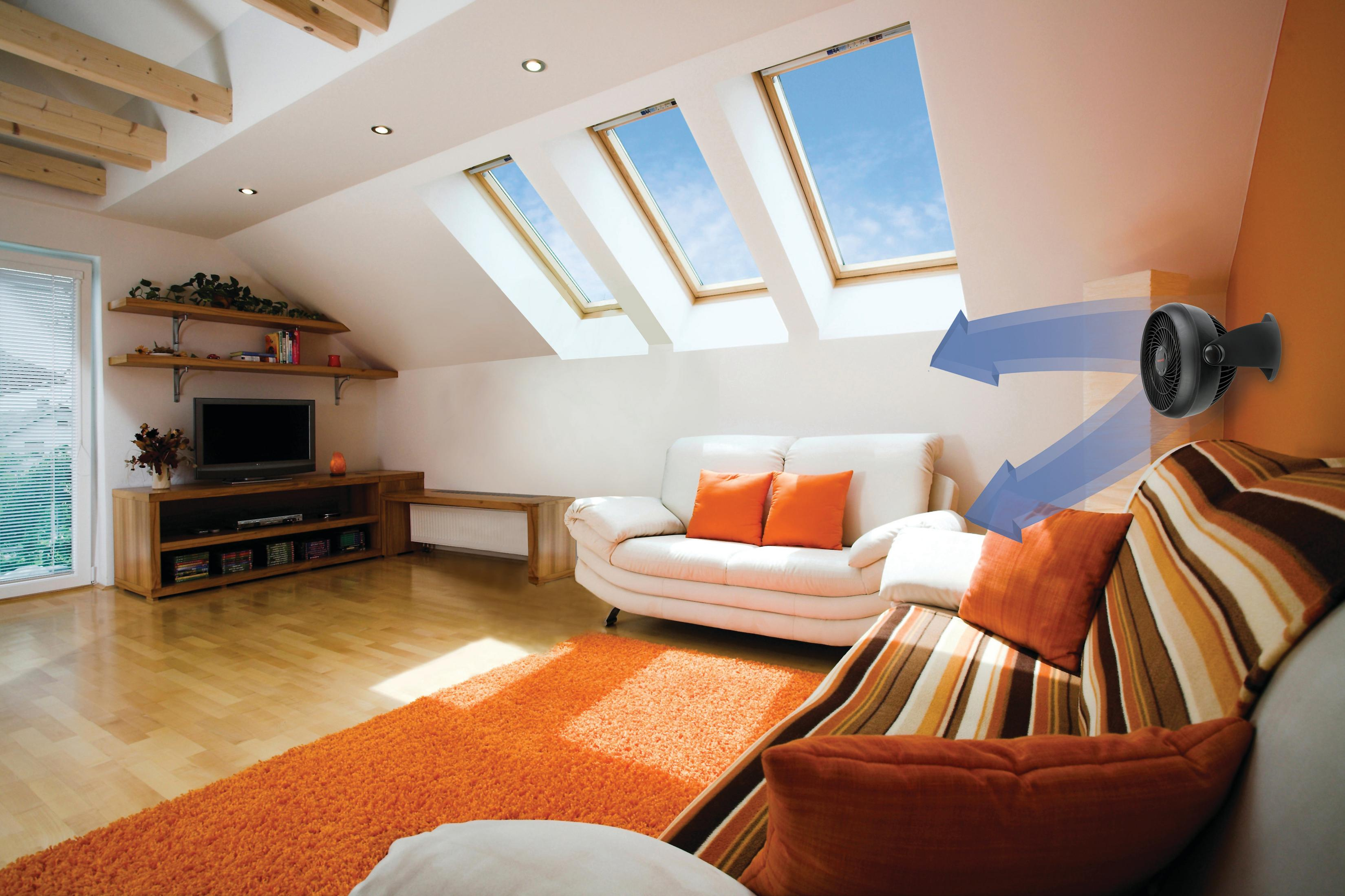 Pokój z wentylatorem, sofą, pomarańczowym dywanem i świetlikami, z niebieskimi strzałkami.