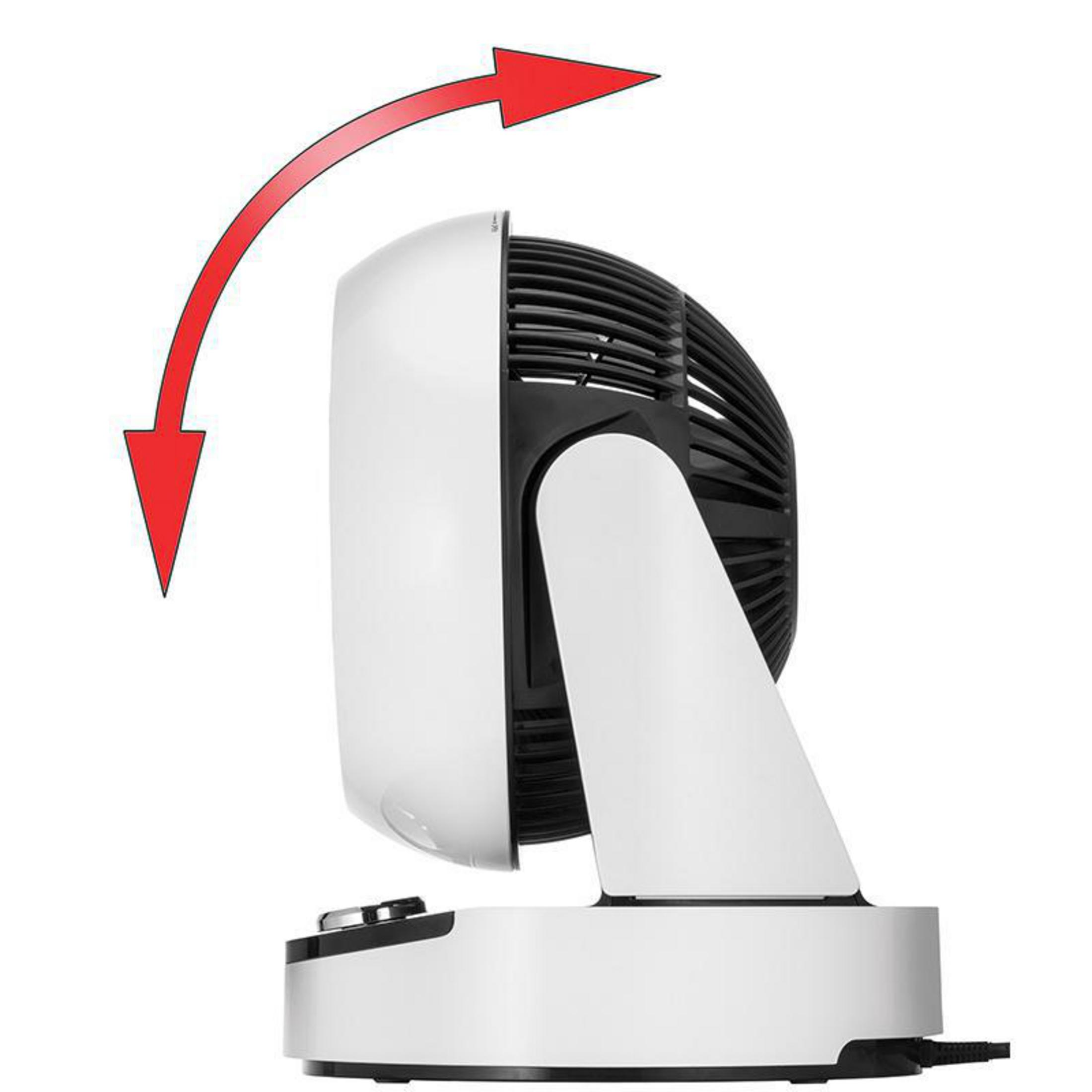 Un ventilador blanco y negro con una flecha roja que indica la dirección del flujo de aire.