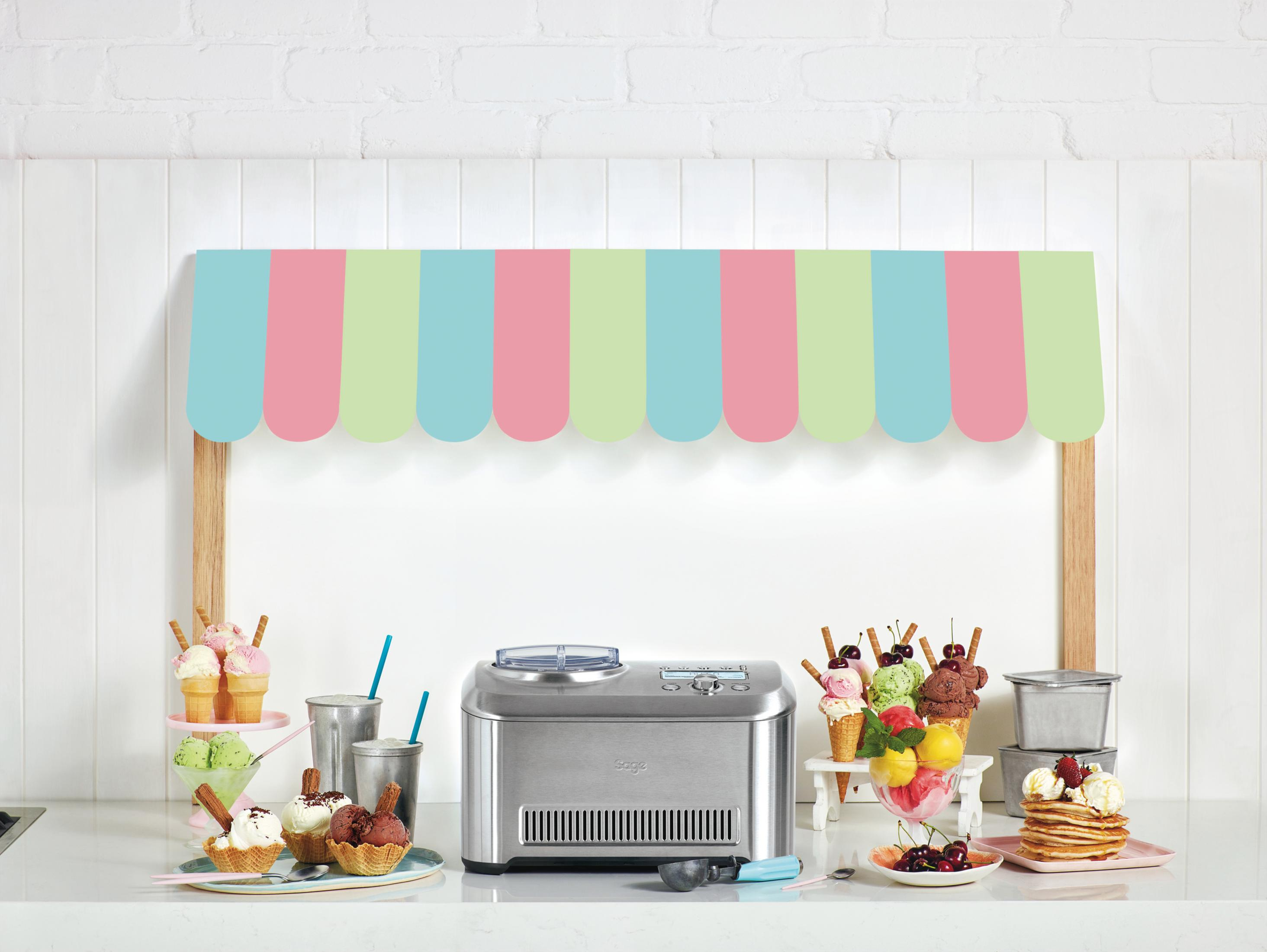 Stoisko z lodami z maszyną, rożkami i kolorową markizą.