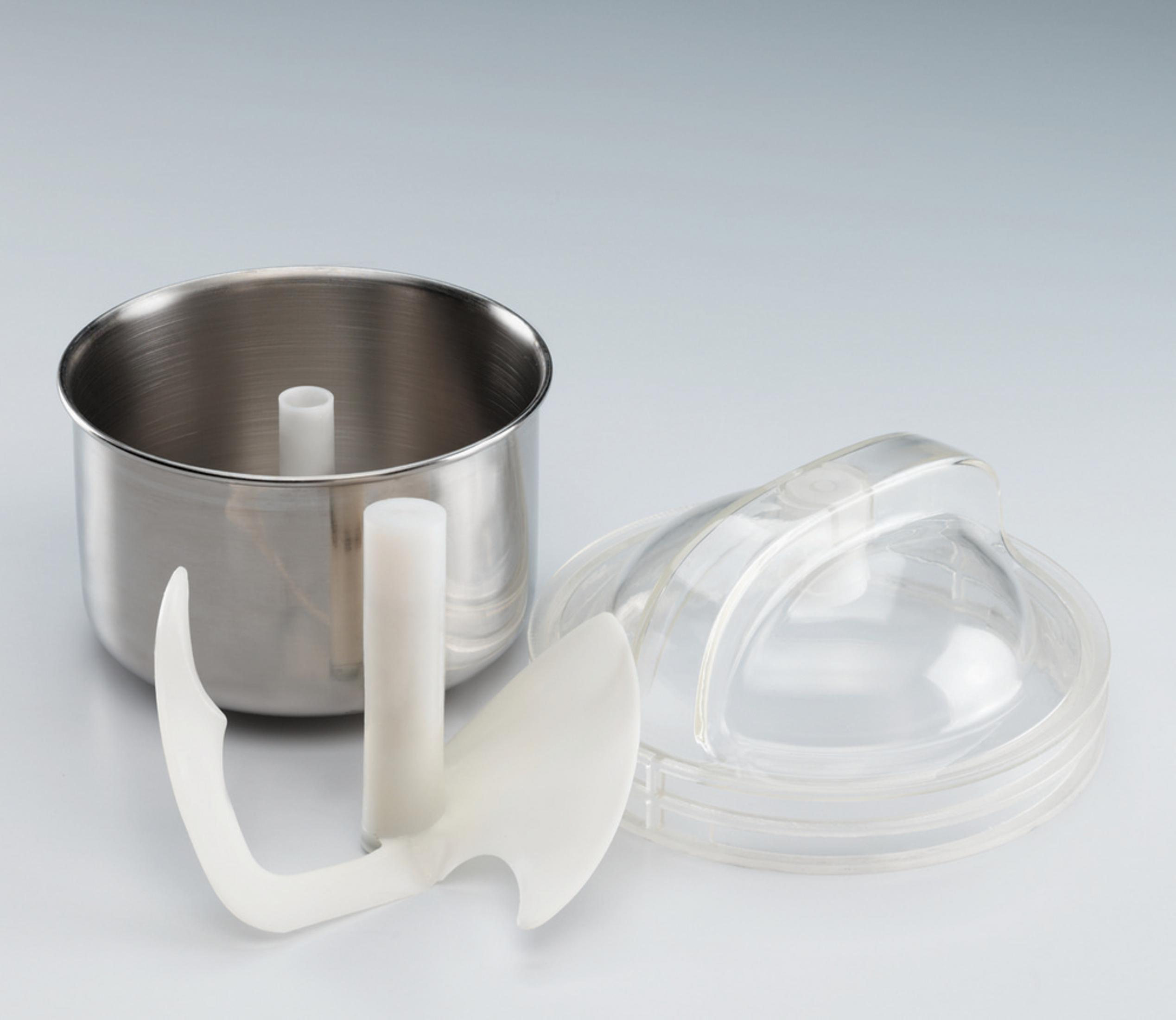 Miska ze stali nierdzewnej, biały plastikowy element, przezroczysta pokrywa.