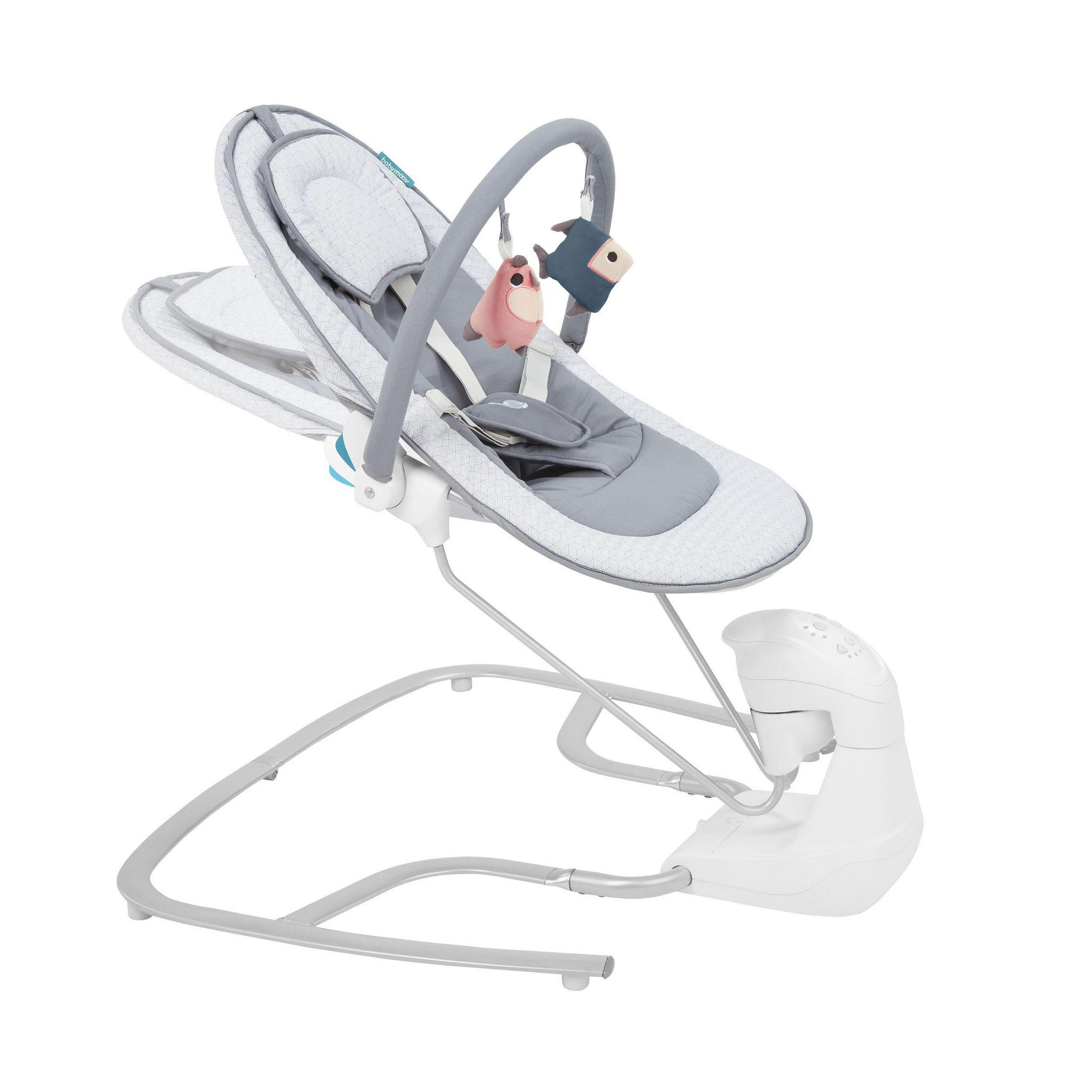 Babywippe mit grauem Sitz und weißem Gestell. Die Wippe hat Spielzeug darüber hängen.