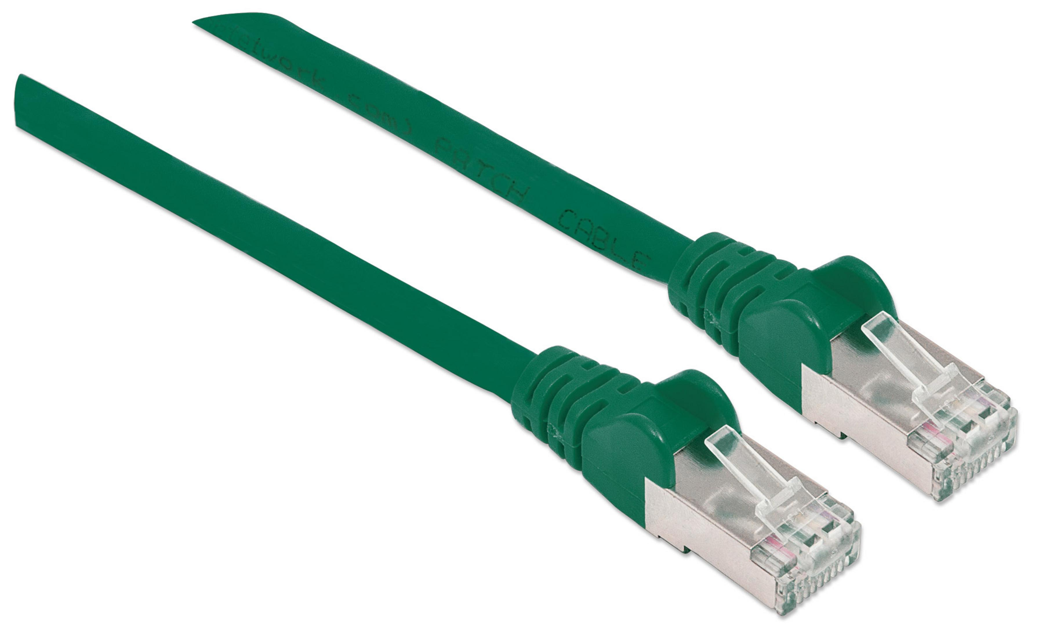Zwei grüne Netzwerkkabel. Jedes Kabel hat einen grünen Stecker. Die Kabel liegen auf einer weißen Fläche.