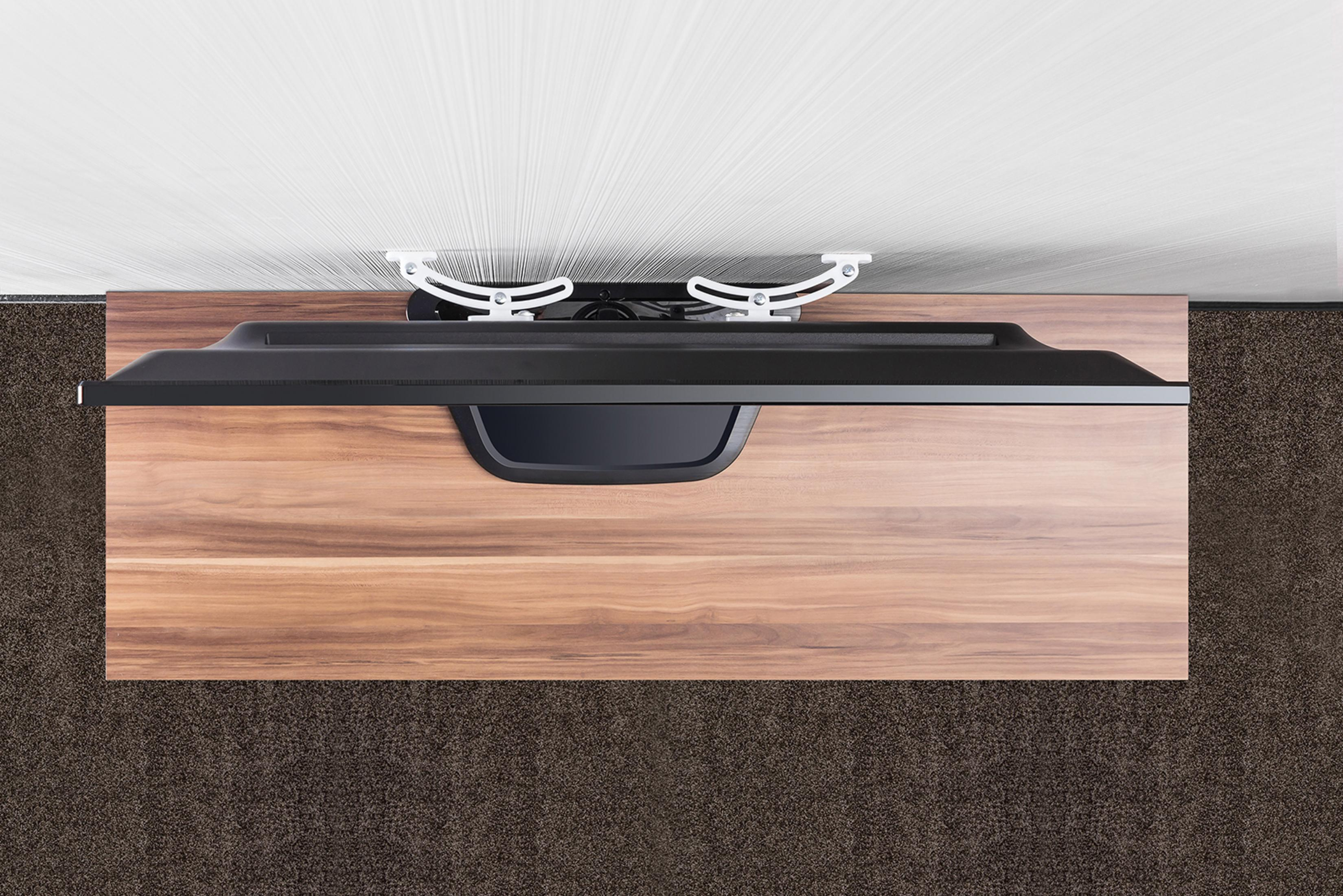 Ein Fernseher auf einem Holzständer. Der Fernseher ist schwarz mit einem schwarzen Sockel. Der Ständer steht auf einem braunen Teppich.