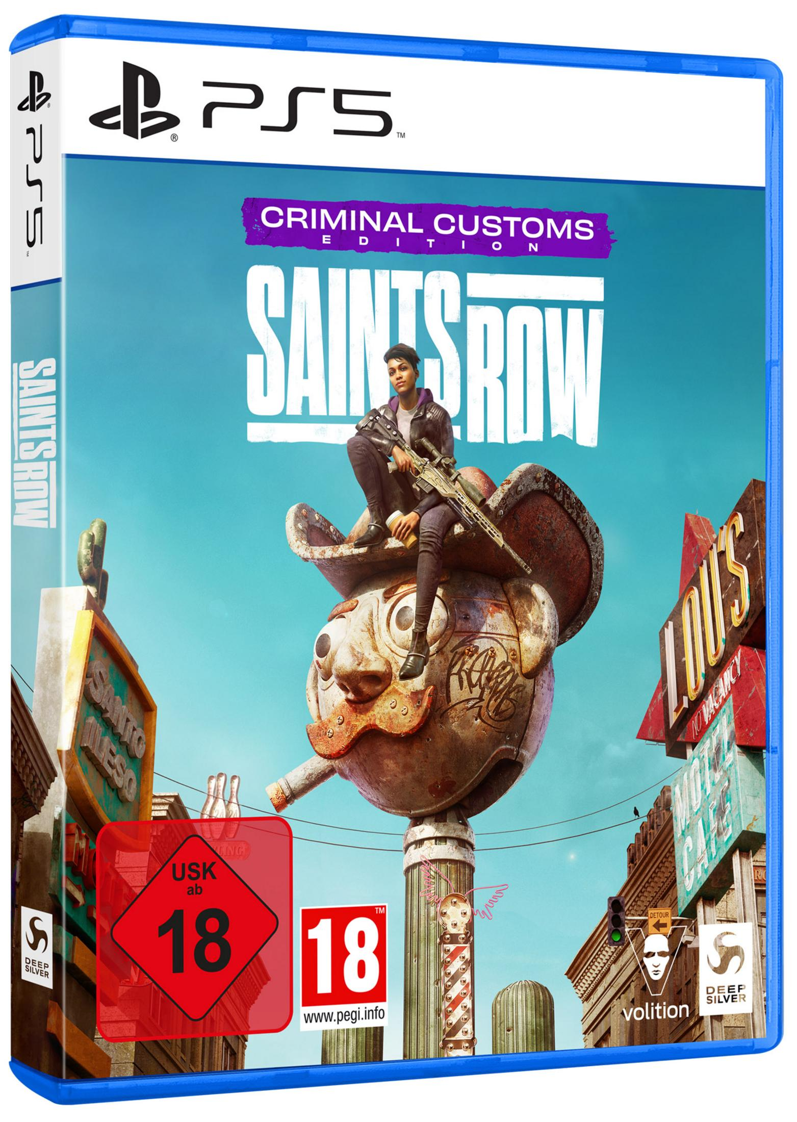 Portada del juego PS5 Saints Row, con mujer armada sentada en estatua de cerdo.