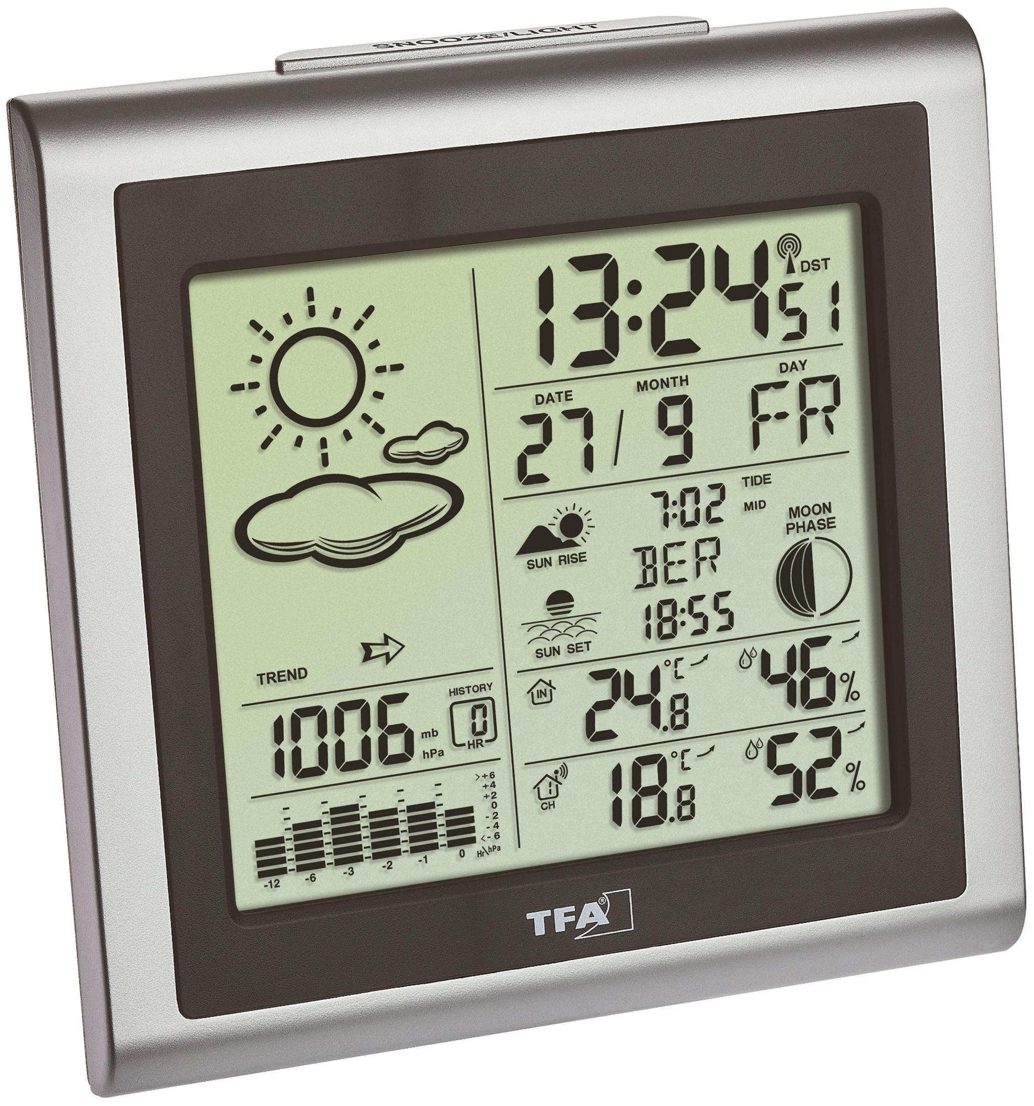 Eine digitale Wetterstation, die Zeit, Datum, Wetter und Temperatur anzeigt, mit einem silbernen Rahmen.