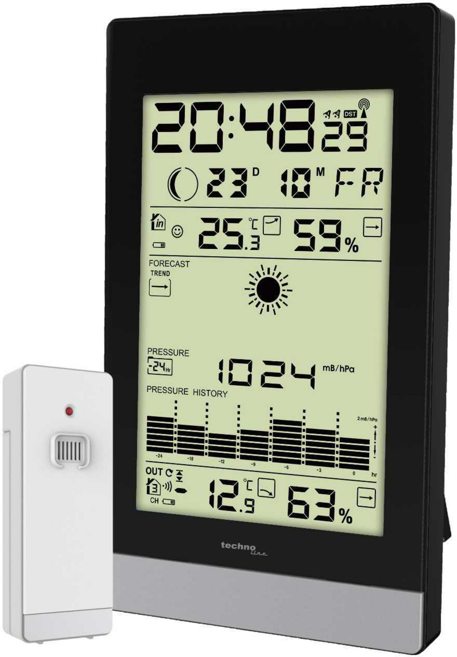 Czarna cyfrowa stacja pogodowa. Wyświetla czas, datę, temperaturę, wilgotność i prognozę pogody.