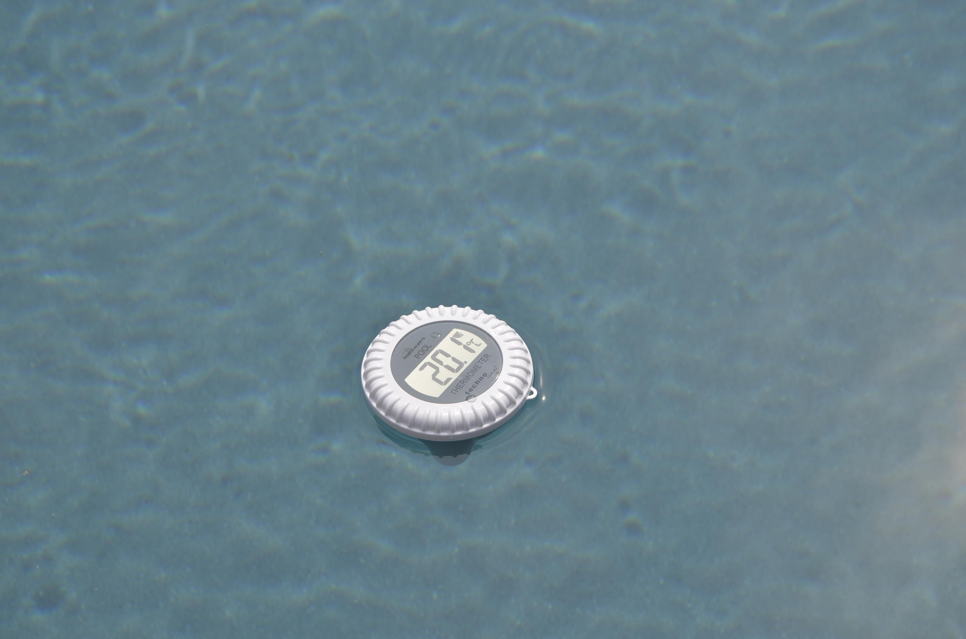 Ein schwimmendes Poolthermometer, das 20,0 °F in blauem Wasser anzeigt.