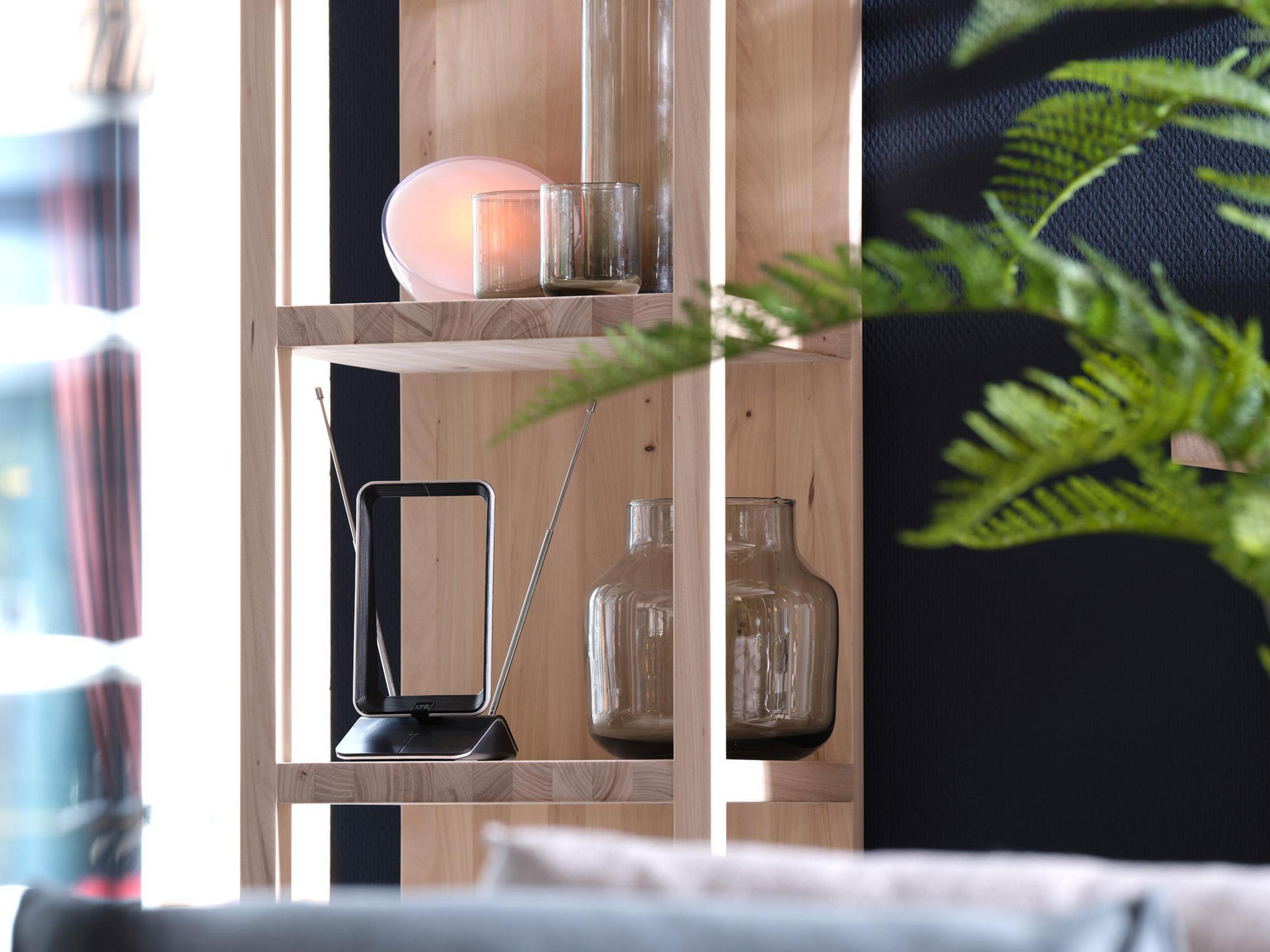 Drewniana półka z elementami dekoracyjnymi, w tym wazami i lampą.