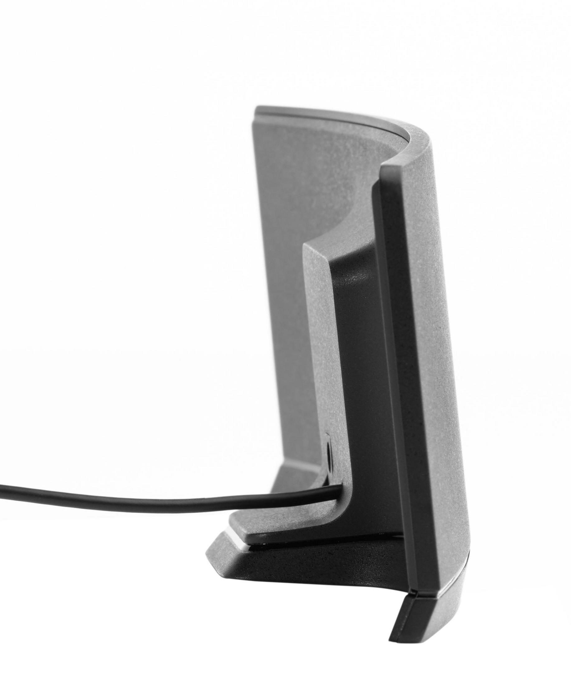 Antenne noire pour une utilisation en intérieur. Comporte un design incurvé et un câble d'alimentation.