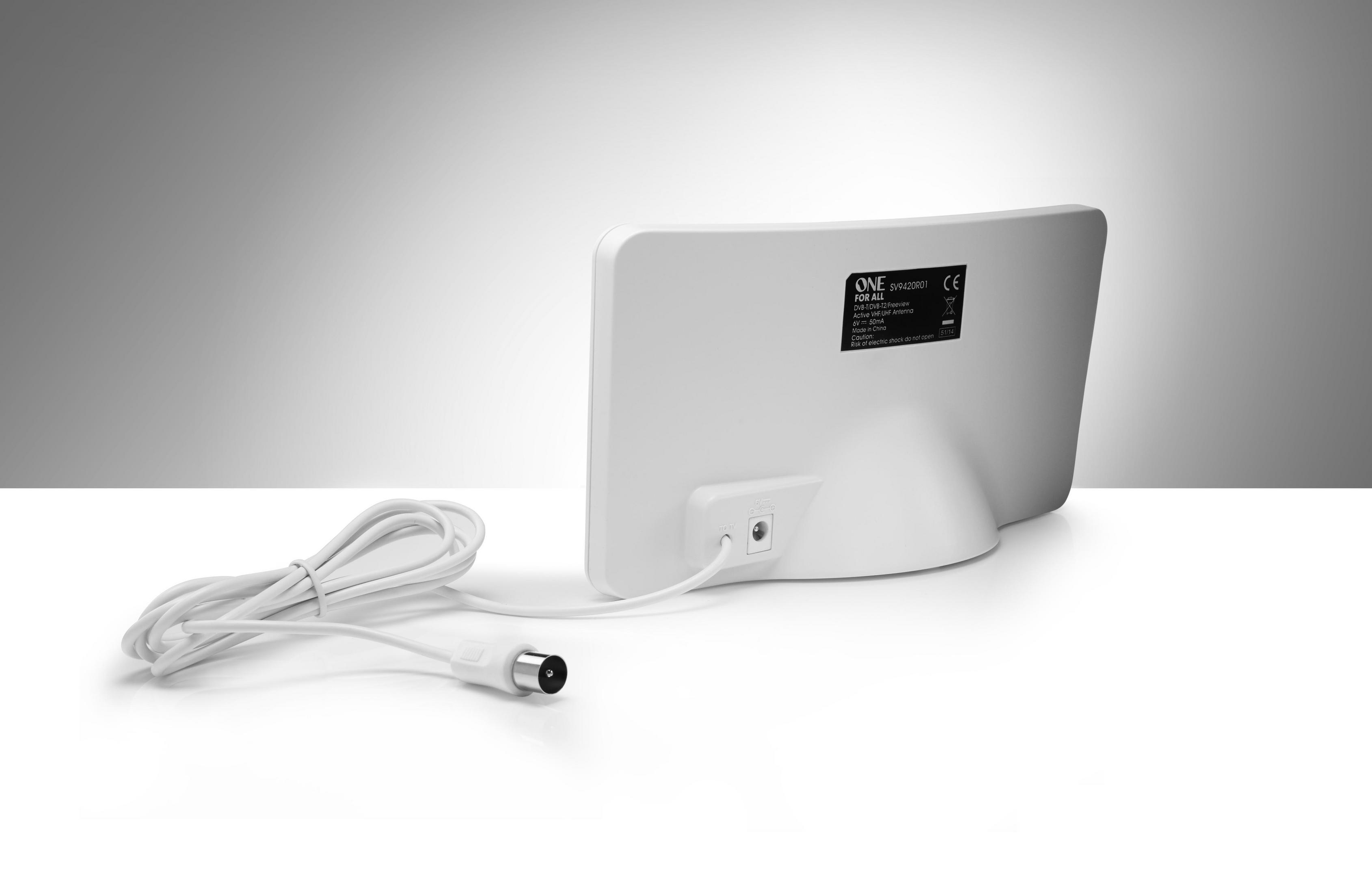 Weiße Antenne mit Kabel. Rückansicht. Auf einem weißen Tisch, weißer Hintergrund.