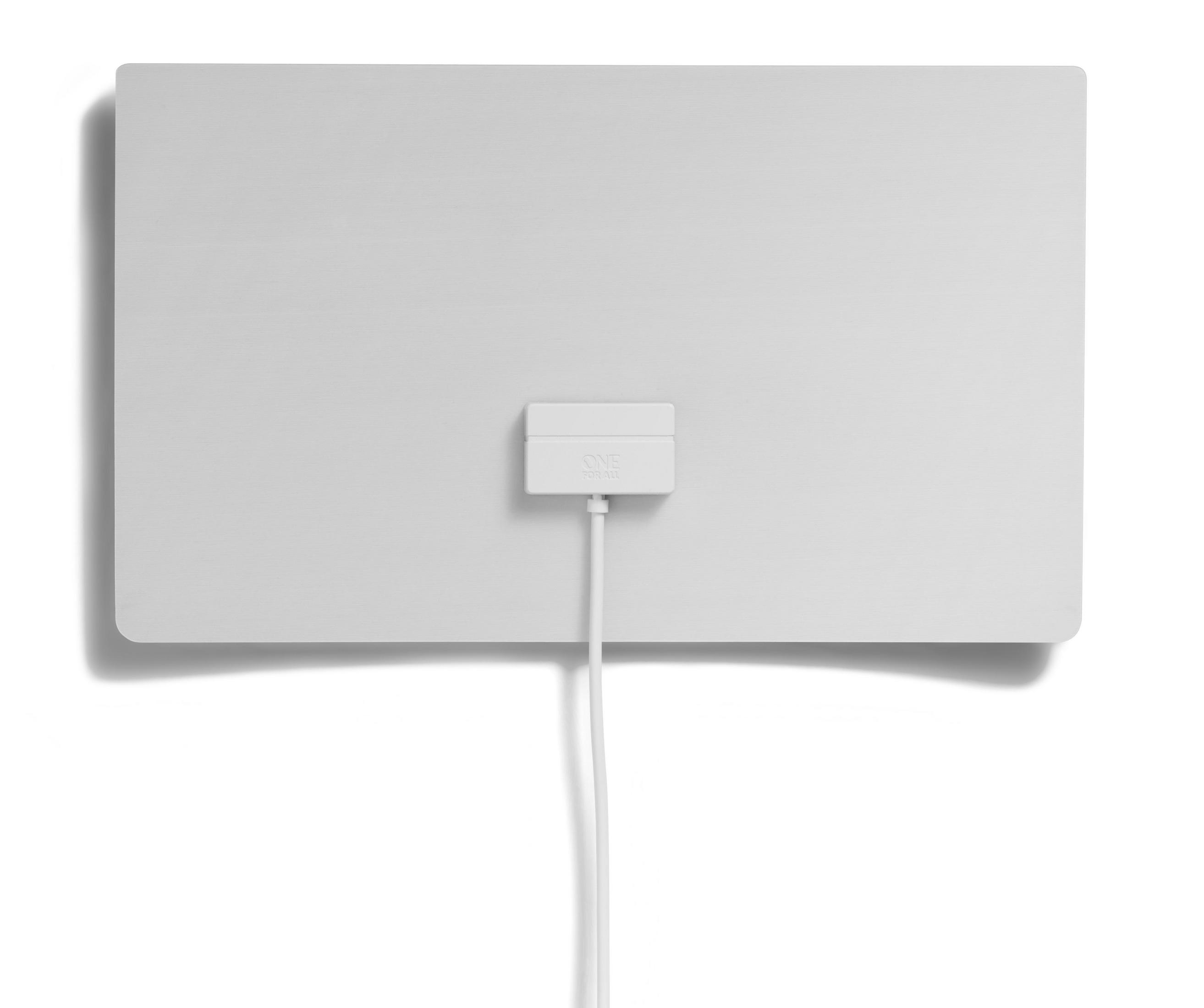 Biała antena z białym kablem i złączem. Tło to biała powierzchnia.