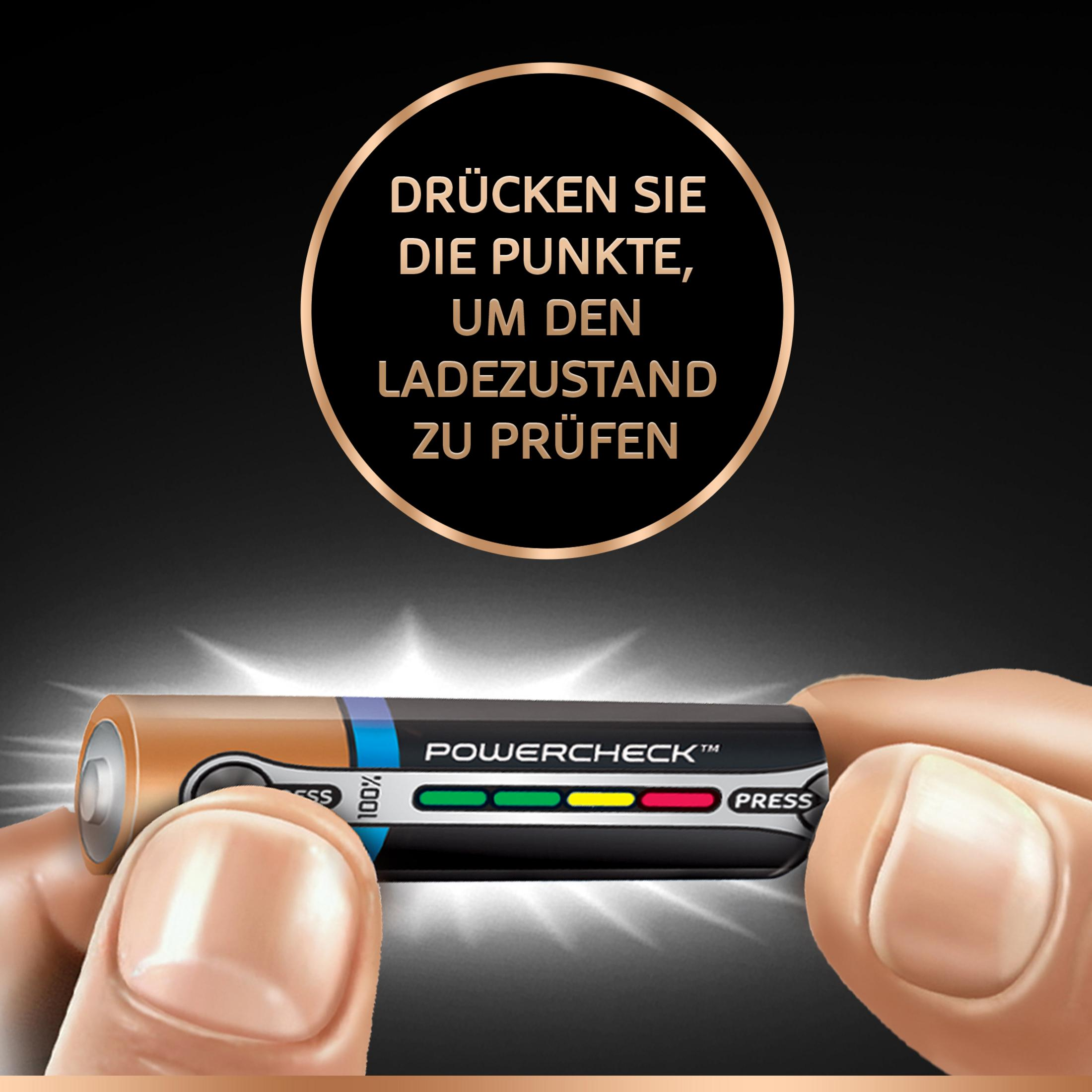 Bateria z wyświetlaczem Powercheck. Ręka trzyma baterię, z czarnym tłem i instrukcjami.