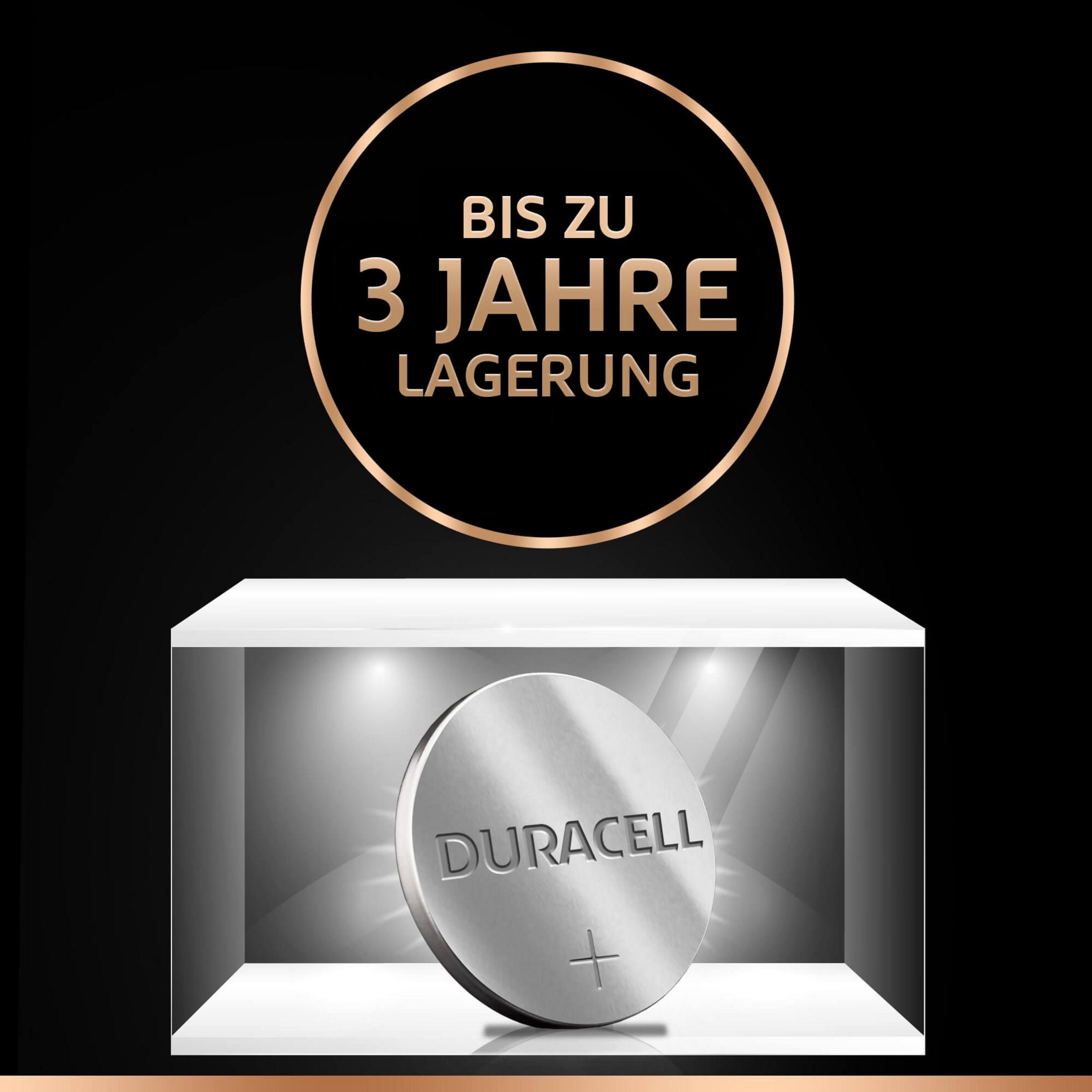 Bateria Duracell na białej półce, otoczona ciemnym tłem, z tekstem o 3-letnim przechowywaniu.