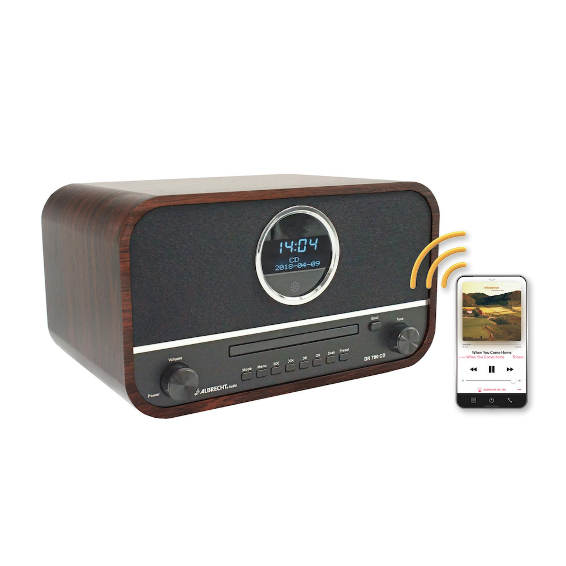 Radio in legno con display. Un telefono mostra musica. Sfondo bianco.