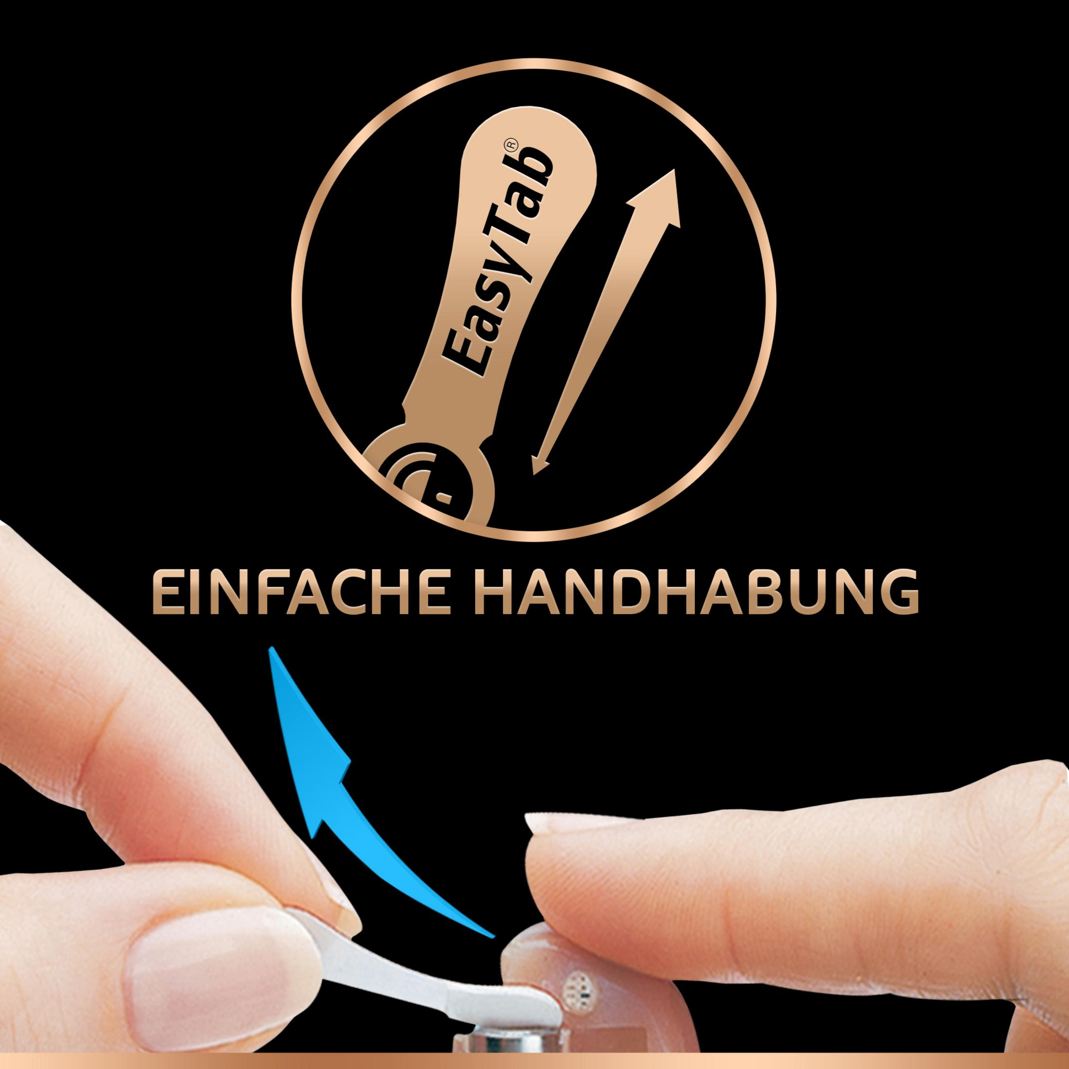 Dłonie demonstrujące użycie narzędzia do czyszczenia aparatów słuchowych EasyTab, z tekstem w okręgu.