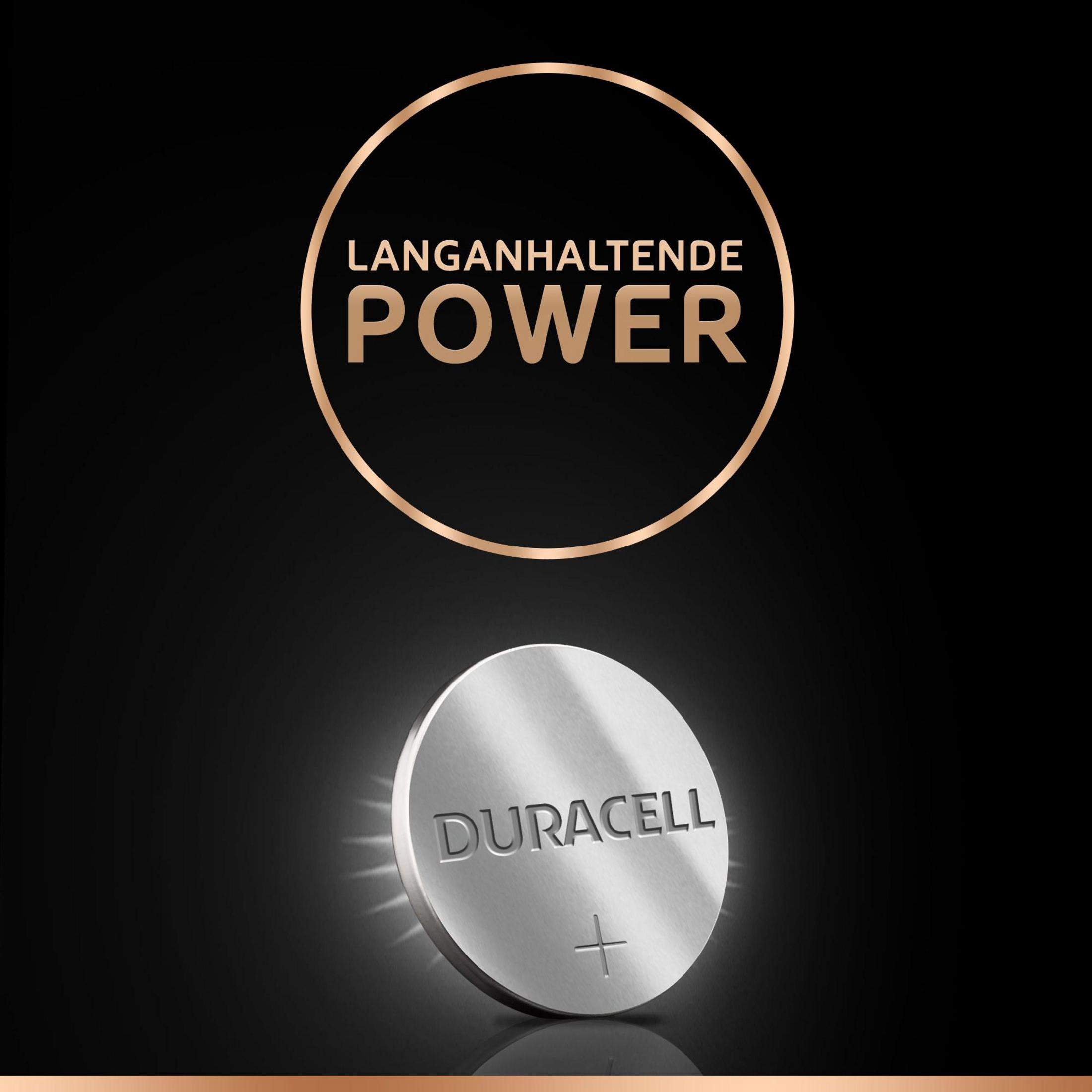 Duracell-batterij met de woorden “Langanhaltende Power” in een gouden cirkel op zwarte achtergrond.