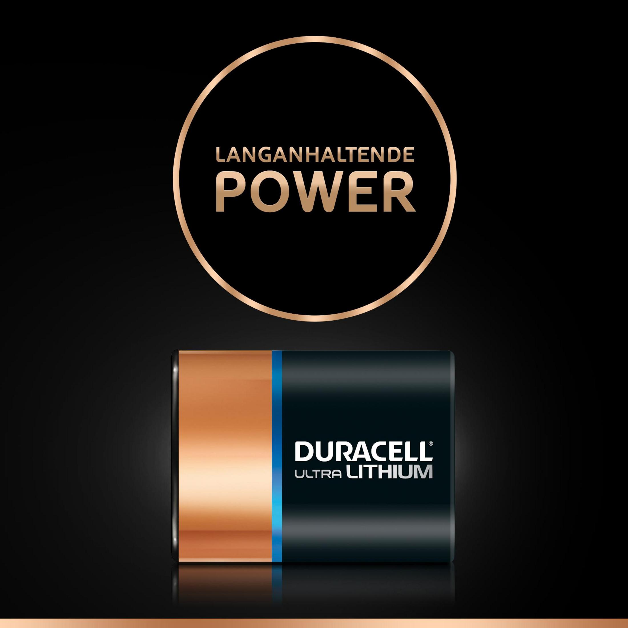 Duracell-batterij met een koperen bovenkant, zwarte behuizing, blauwe streep en gouden tekst.