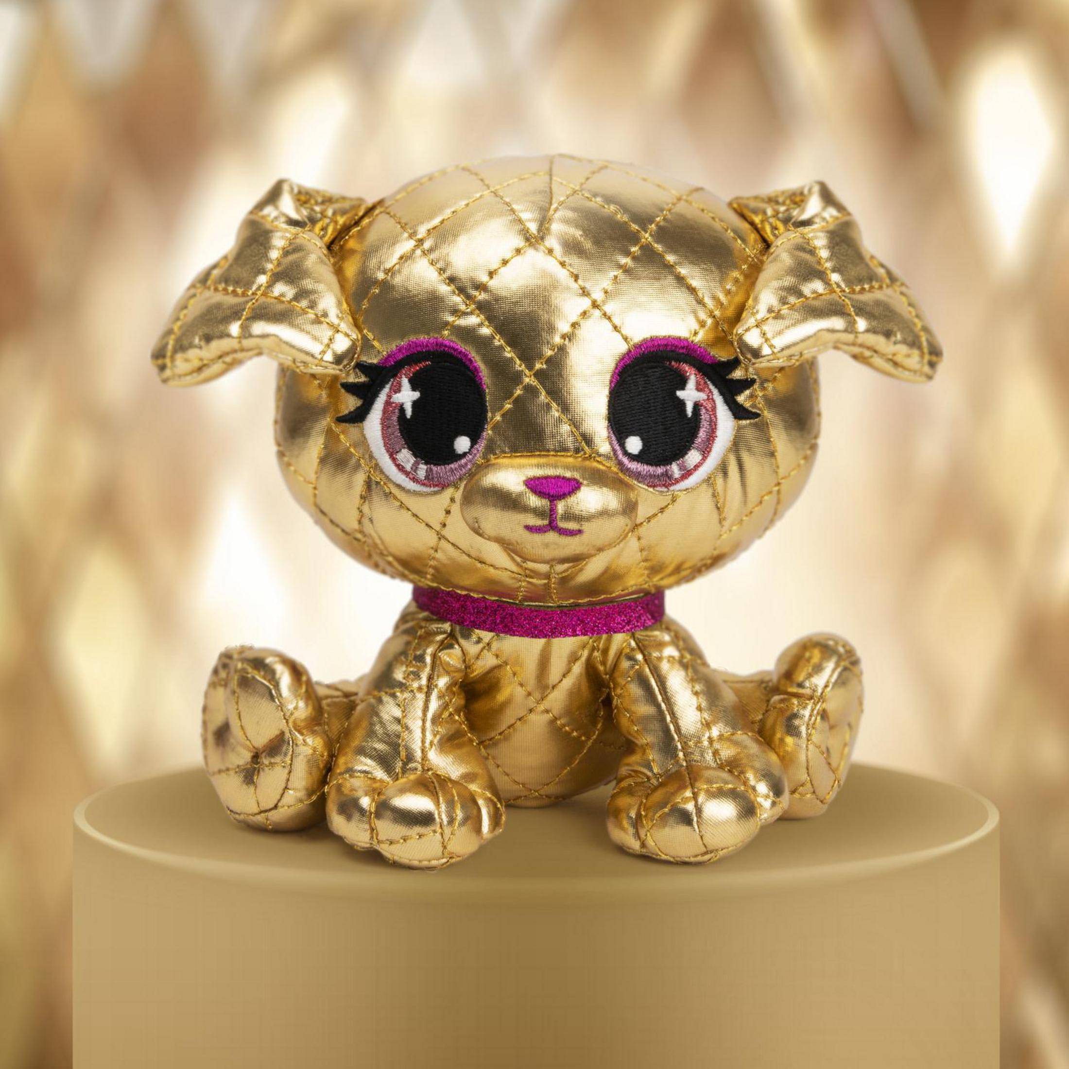 Złoty pluszowy pies z pikowaną fakturą, różową obrożą i dużymi oczami. Siedzi na złotym stojaku.