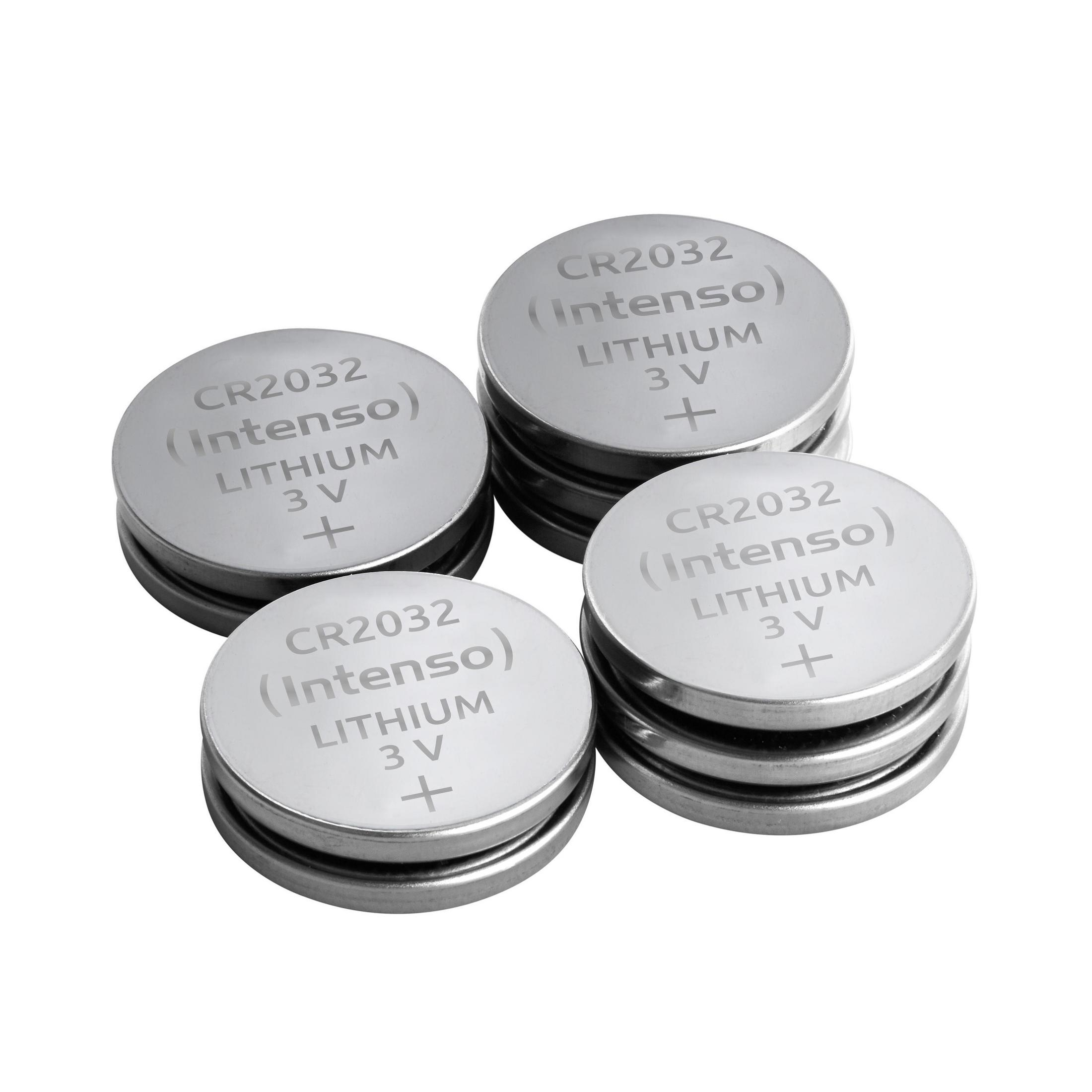 Vier CR2032 (Intenso) Lithium 3V Knopfzellenbatterien. Silberne Farbe, Nahaufnahme.