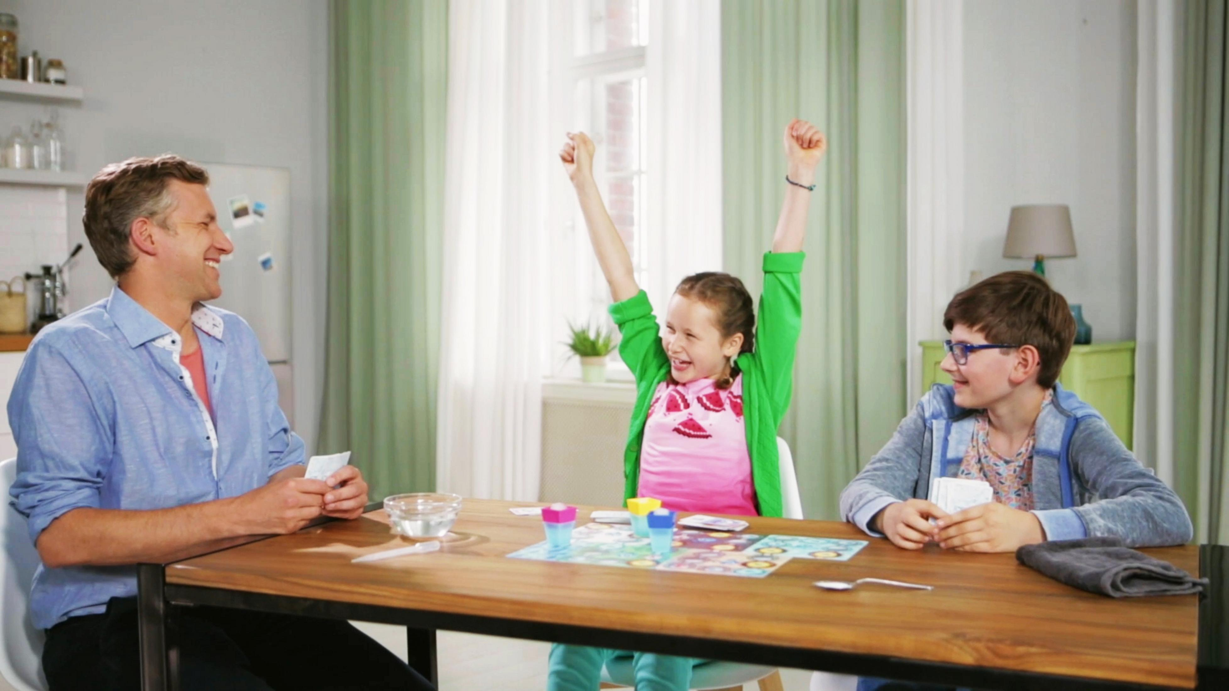 Czarna bateria z teksturowanym bokiem, stosowana w elektronice.