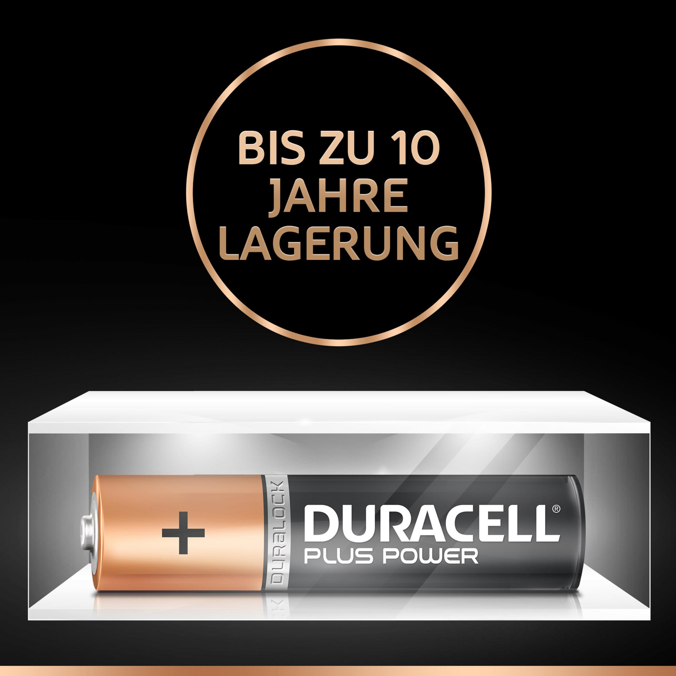 A Duracell battery on a shelf. Text: Duracell Plus Power, Bis Zu 10 Jahre Lagerung.