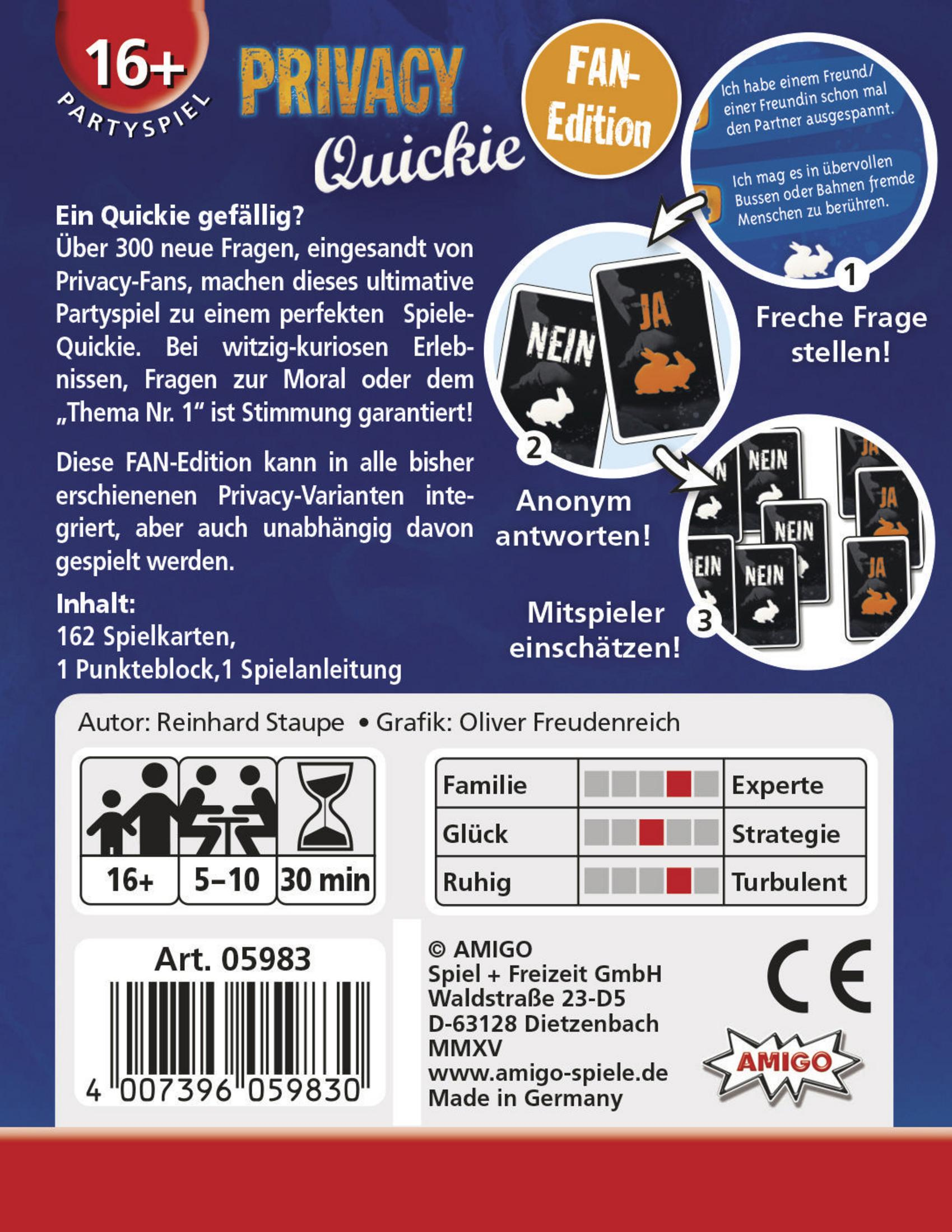 Eine Spielbox. Es ist weiß mit Text und Symbolen. Der Titel lautet Privacy Quickie und hat Karten.