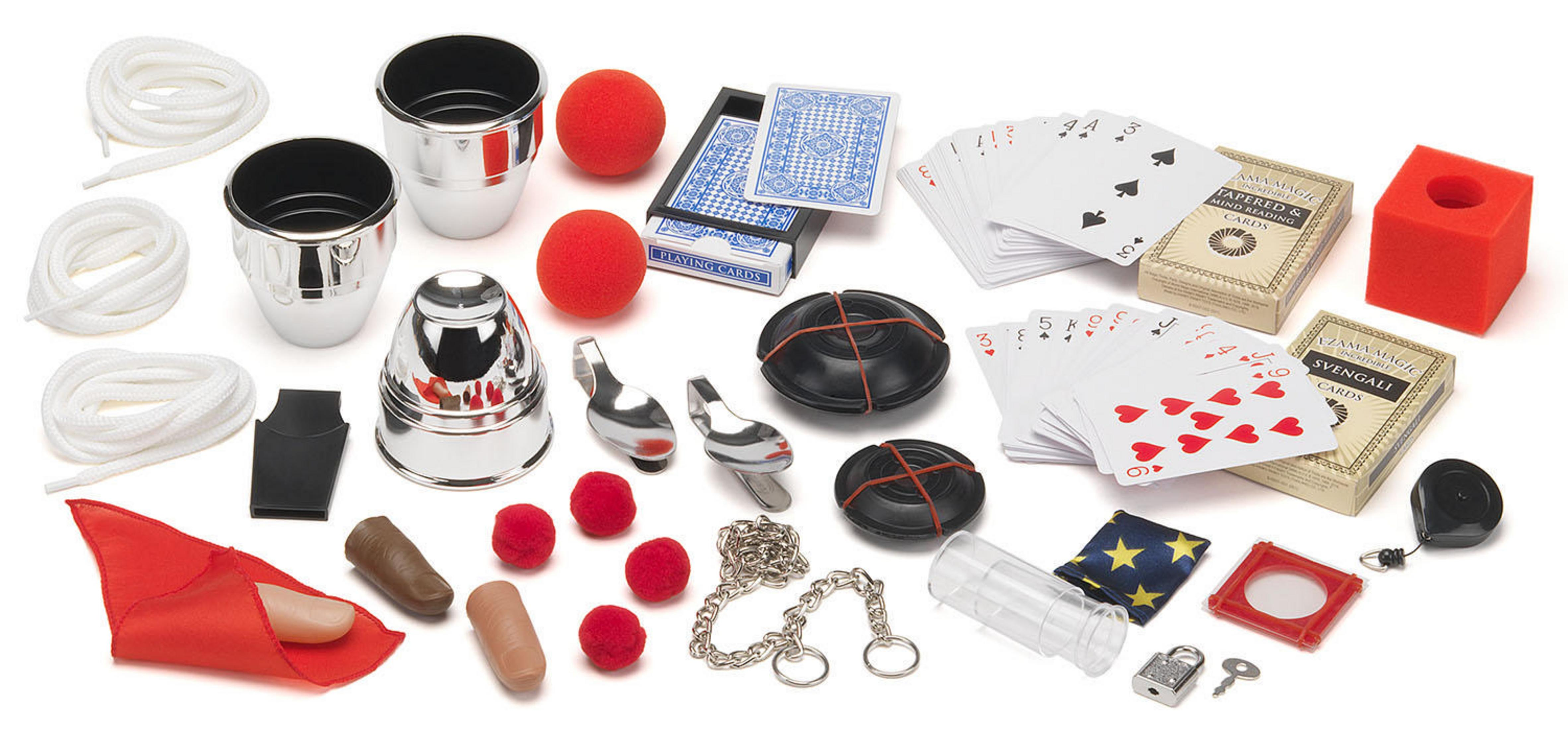 Zestaw magiczny z kubkami, kulkami, kartami, linami i innymi akcesoriami.