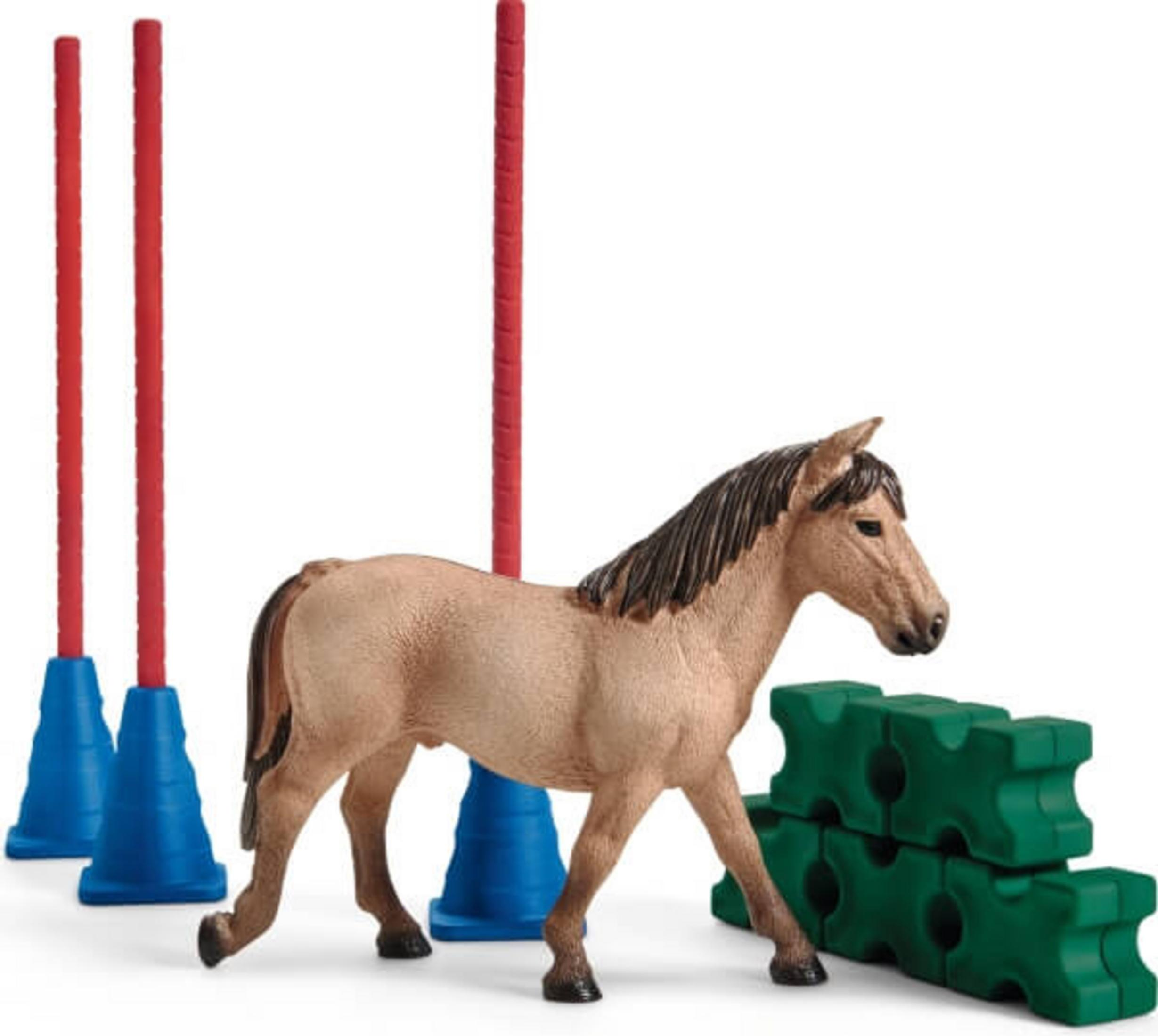 Zabawkowy koń skaczący przez przeszkody. W scenie czerwone tyczki, niebieskie stożki i zielone bloki.