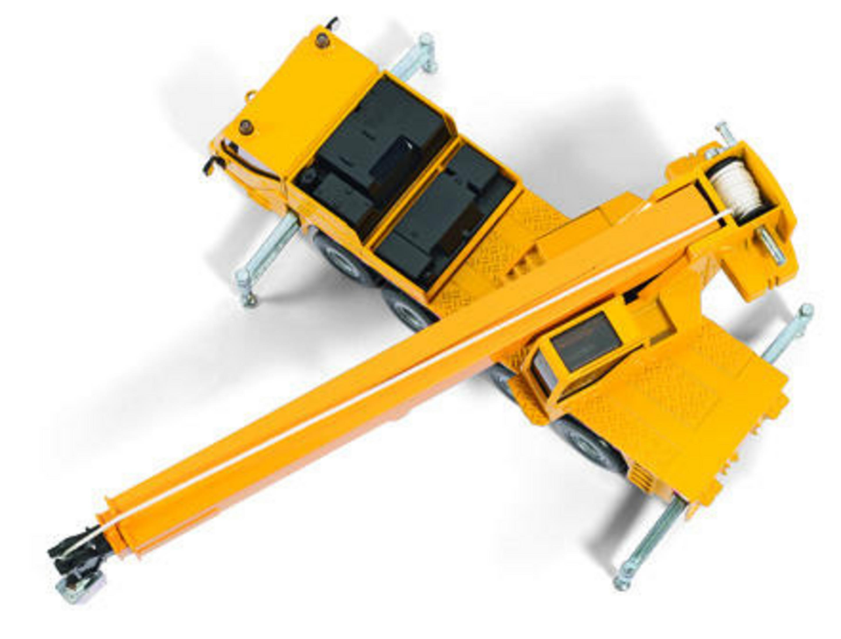 Żółty dźwig zabawka z białym kablem i czarnymi detalami. Na białej powierzchni.