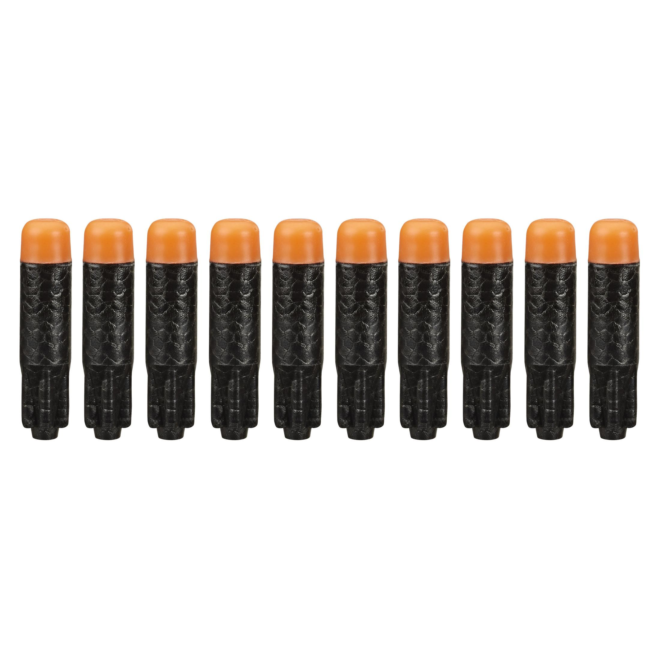 Eine Reihe von zehn schwarzen und orangefarbenen Spielzeugpfeilen auf weißem Hintergrund. Sie zeigen nach oben.