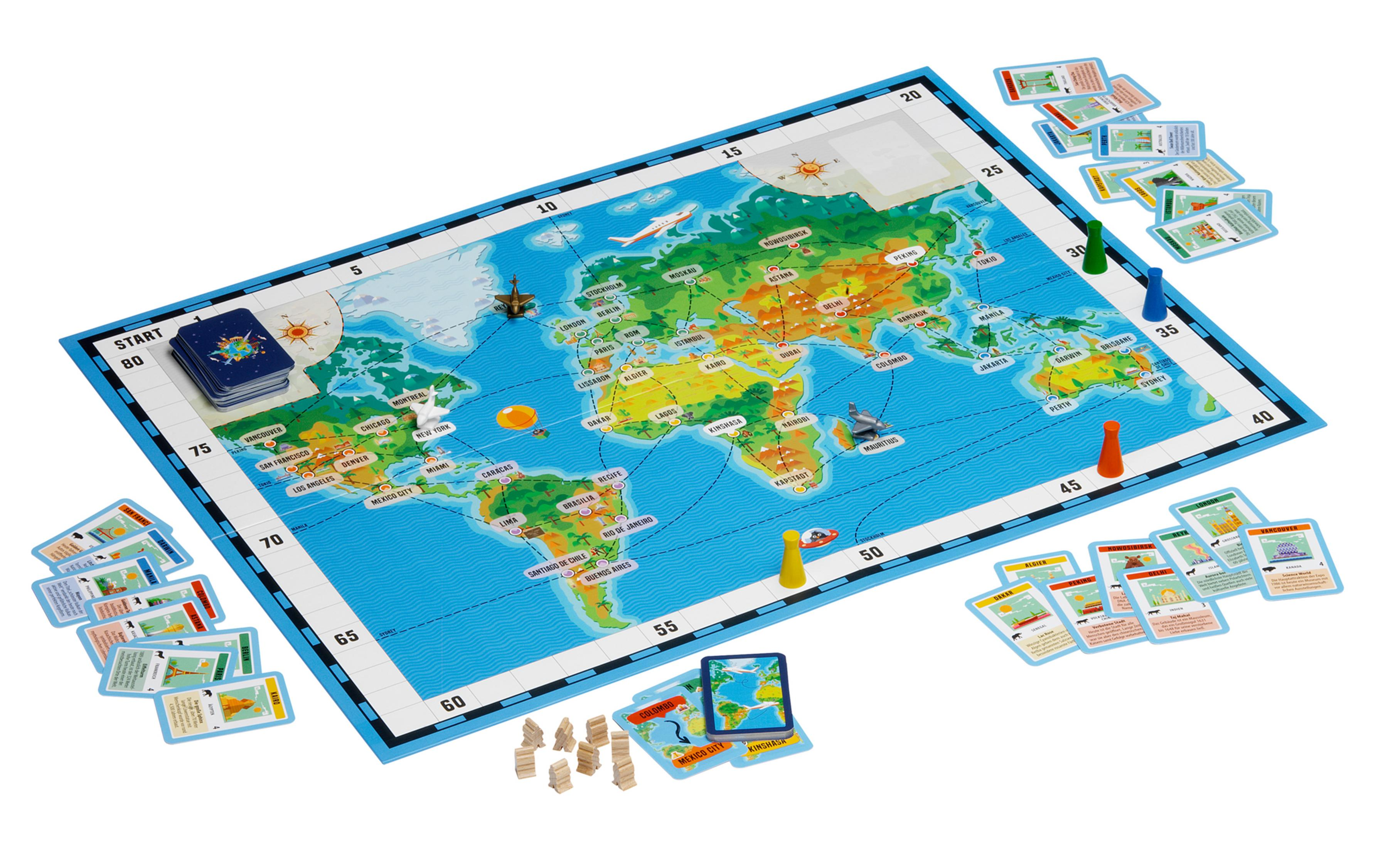 Brettspiel mit Weltkarte, Figuren und Karten. Karten sind um das Spiel verstreut.