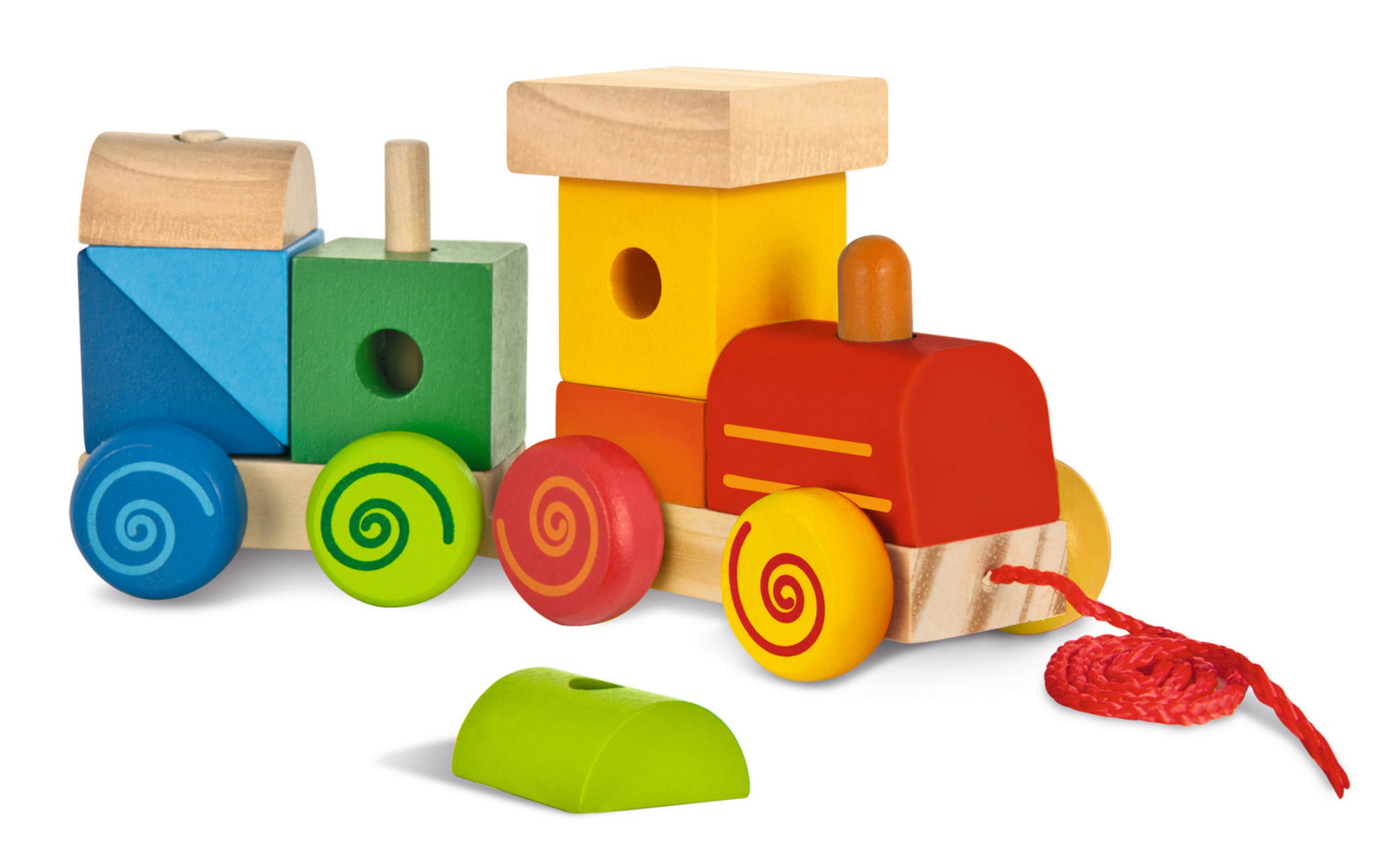 Holzspielzeugzug mit mehreren Wagen, leuchtenden Farben und einer Zugschnur, vor weißem Hintergrund.