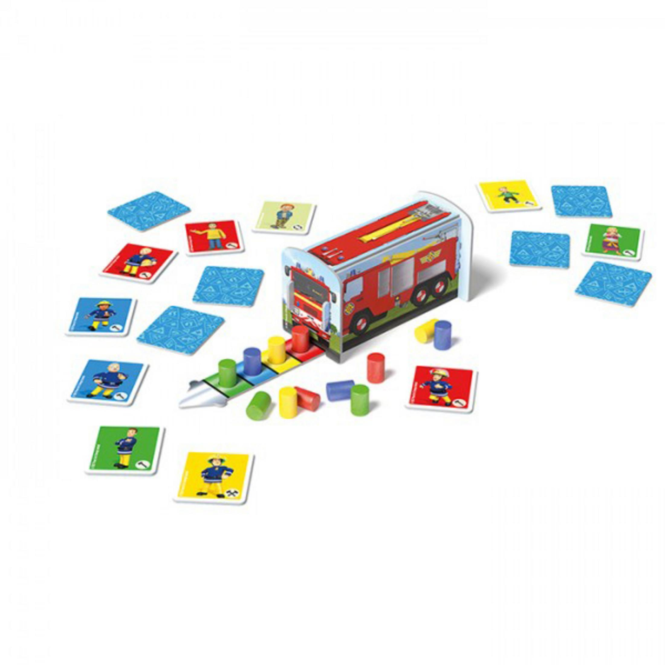 Ein Kinderspiel mit einem Feuerwehrauto und Karten. Drumherum liegen Karten mit Feuerwehrfiguren.