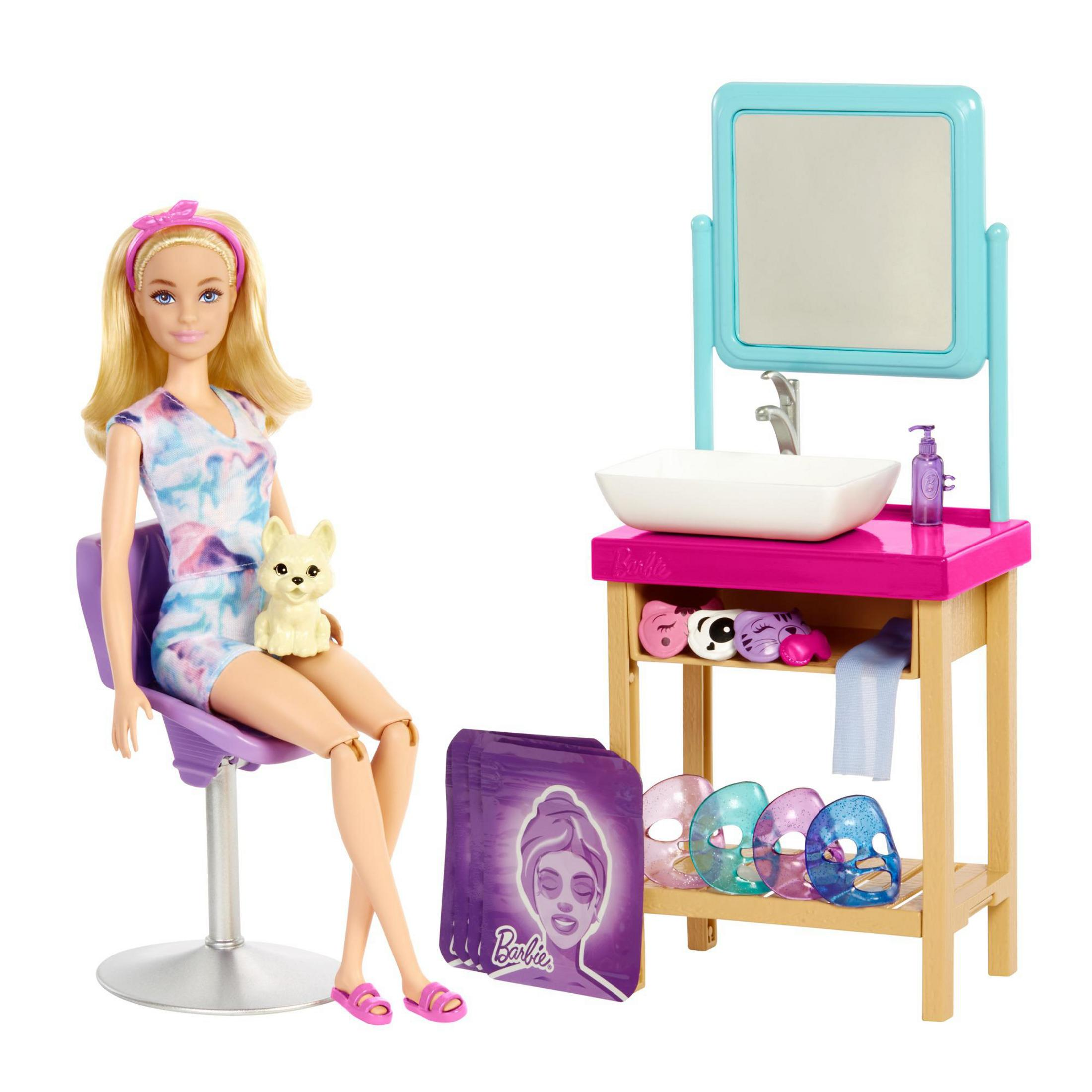 Bambola Barbie con allestimento spa: bambola in sedia, cane, maschere, specchio, tavolo rosa e accessori.