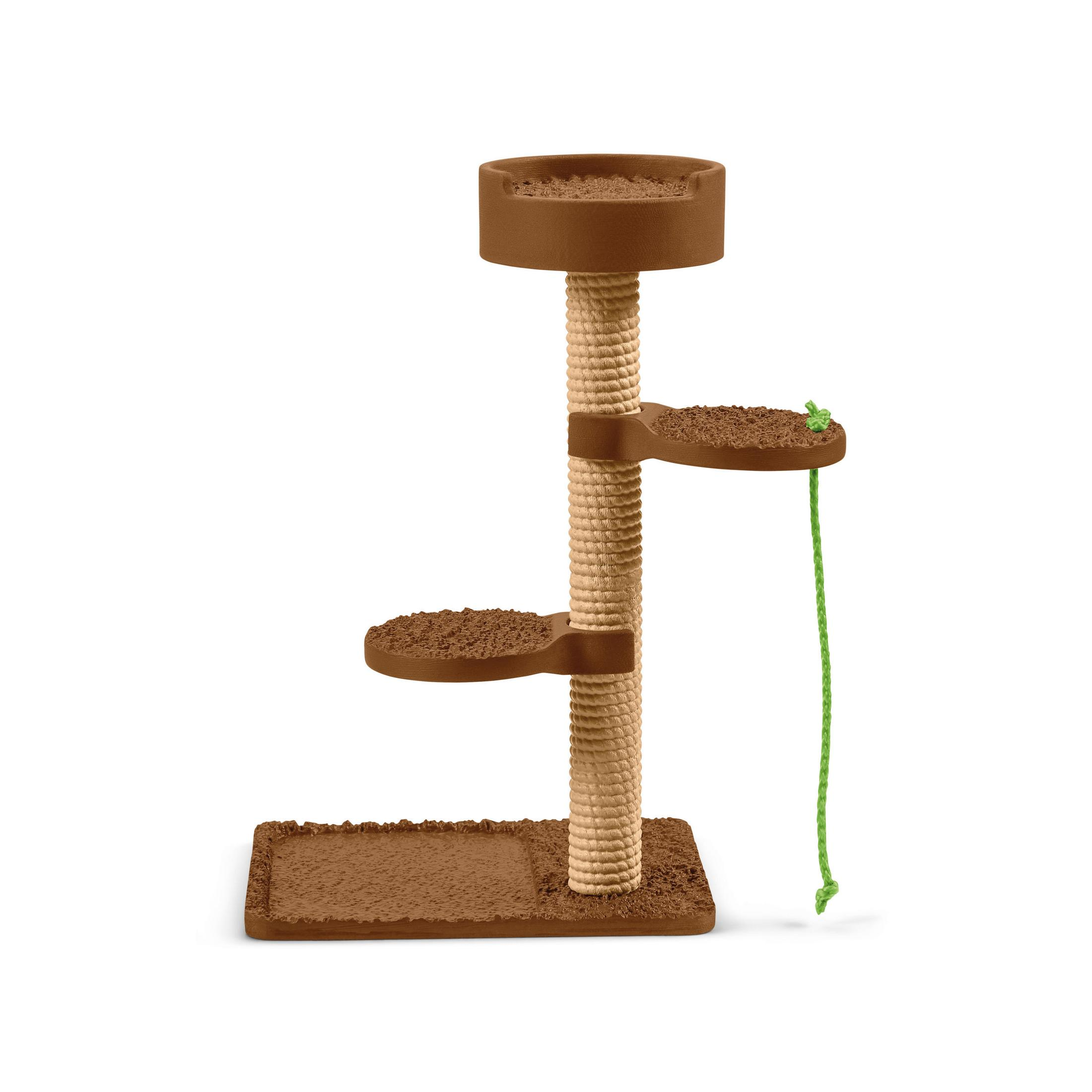 Ein brauner Kratzbaum mit drei Plattformen und einem hängenden Spielzeug, isoliert auf Weiß.