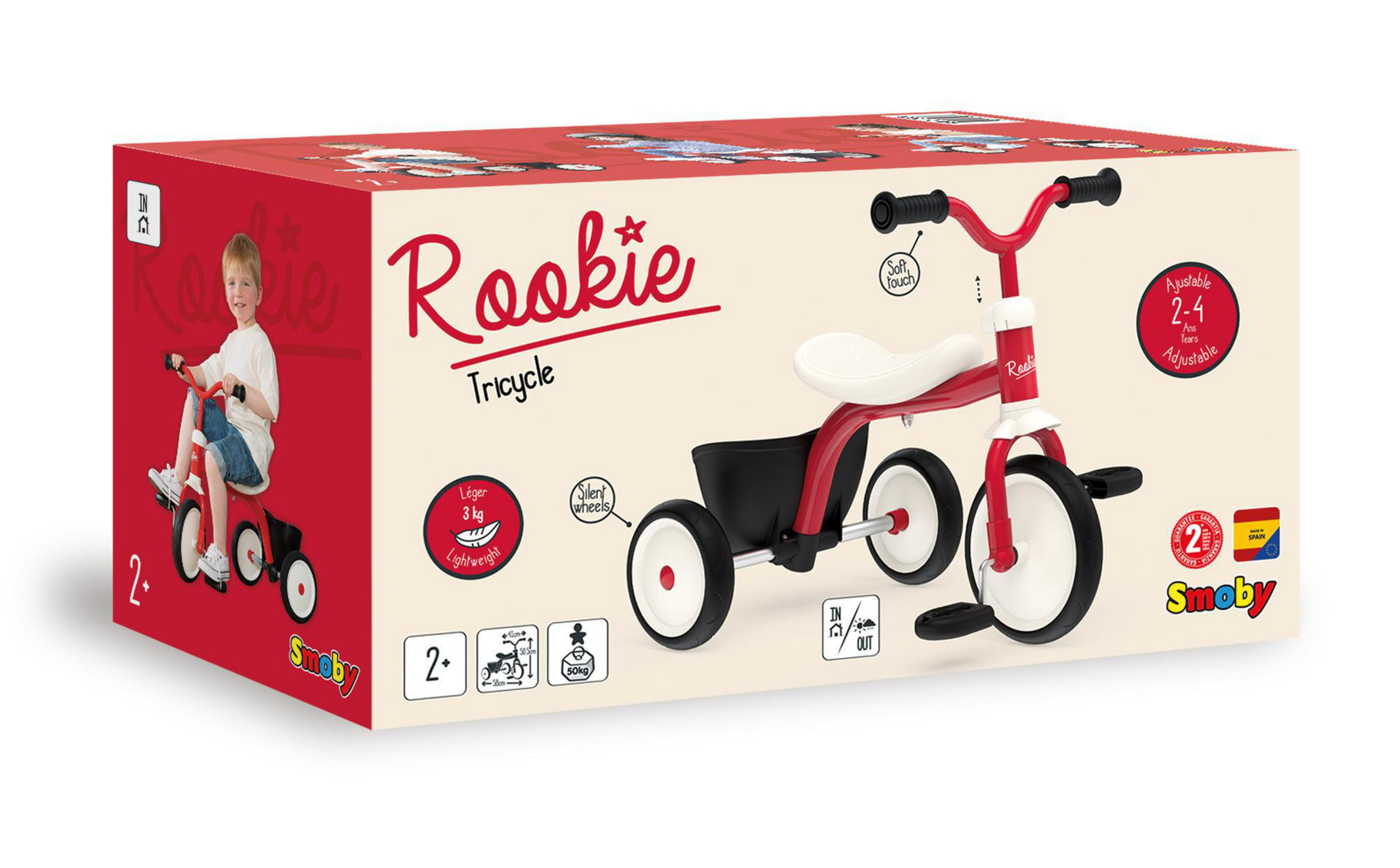 Rookie Dreirad-Box. Rotes Dreirad auf der Box mit einem Jungen. Weißer Hintergrund.