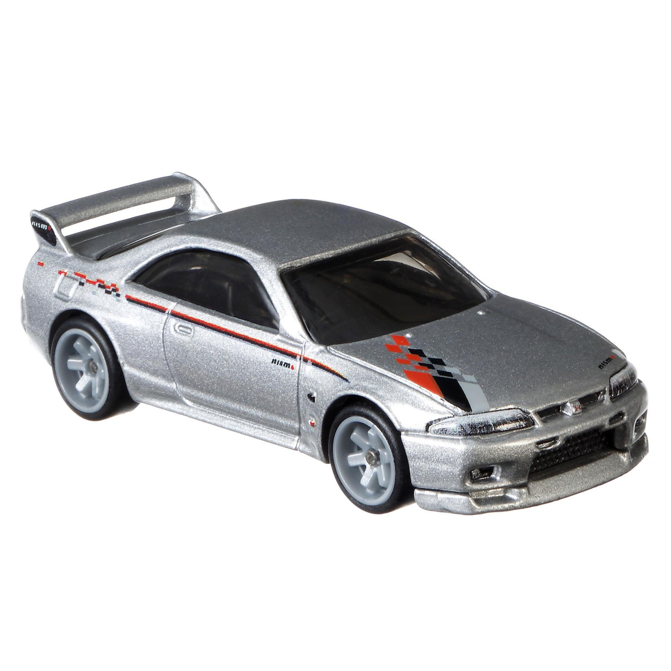 Silbernes Spielzeugauto. Es hat einen Spoiler, schwarze und rote Aufkleber. Die Räder sind grau.