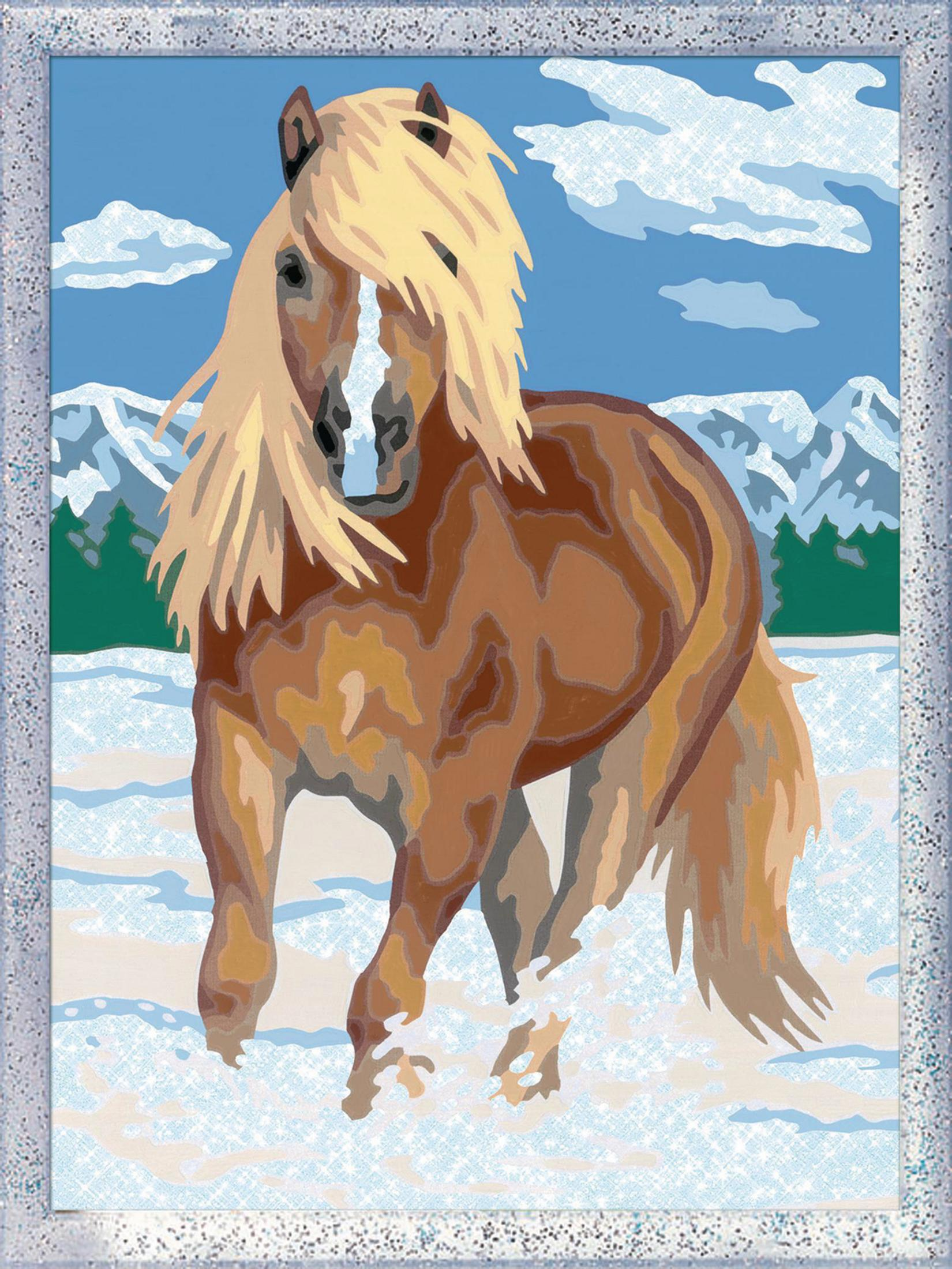 Ein Pferd, das im Schnee rennt, ist hellbraun und hat eine blonde Mähne. Berge und blauer Himmel im Hintergrund.