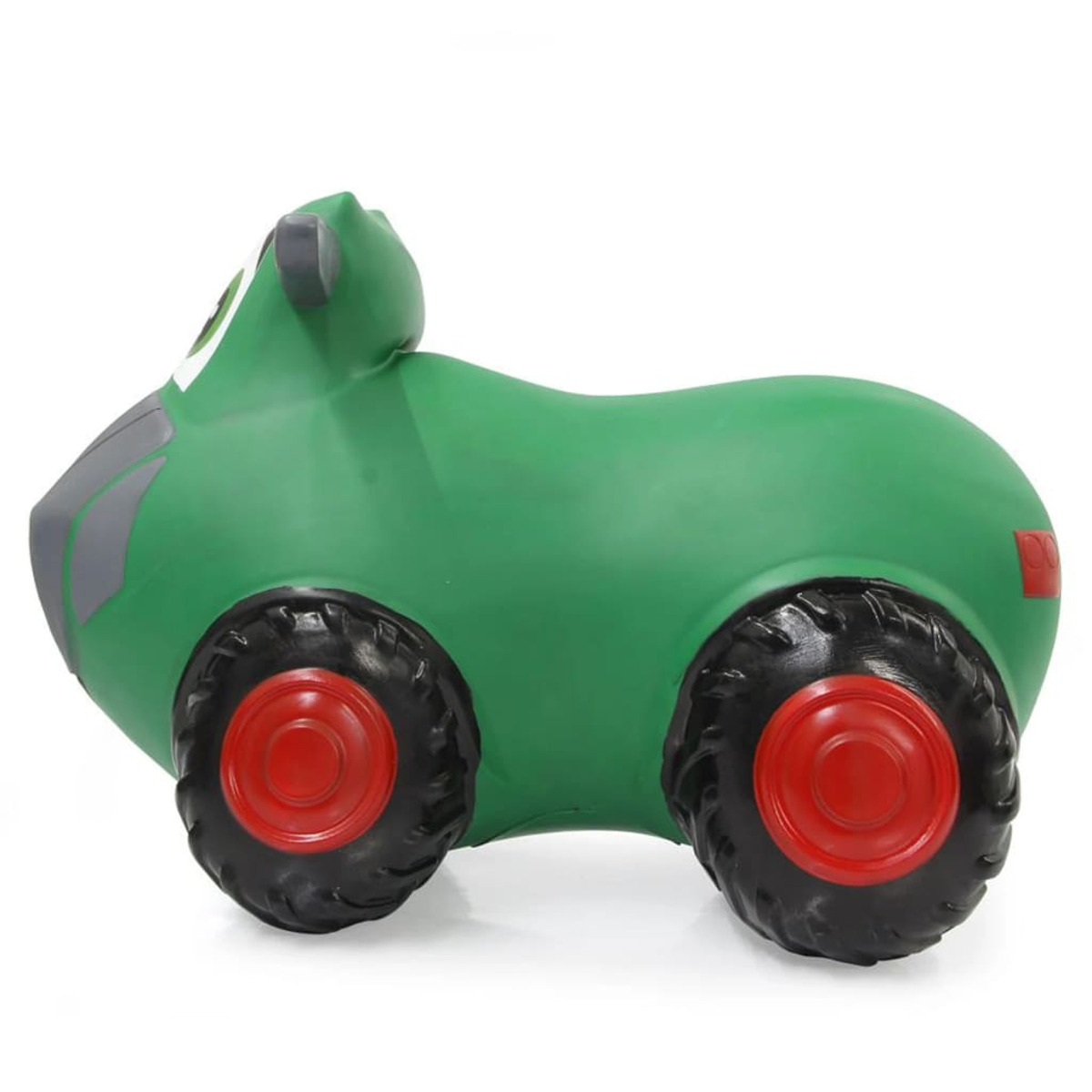 Zielona zabawka w kształcie traktora z czarnymi kołami i czerwonymi środkami, białe tło.
