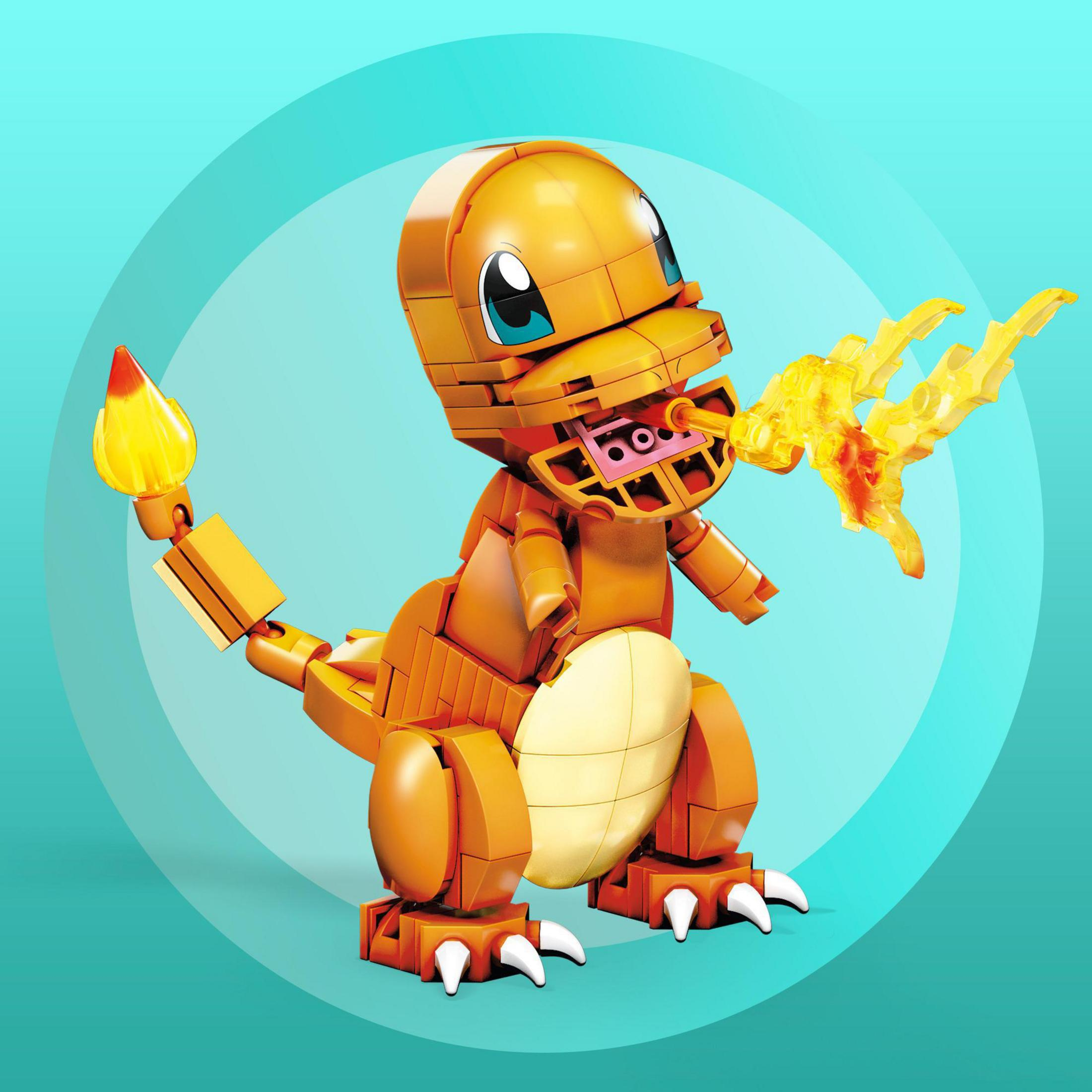 Ein Lego Charmander-Modell. Es ist orange mit Flamme aus dem Mund und blauem Hintergrund.