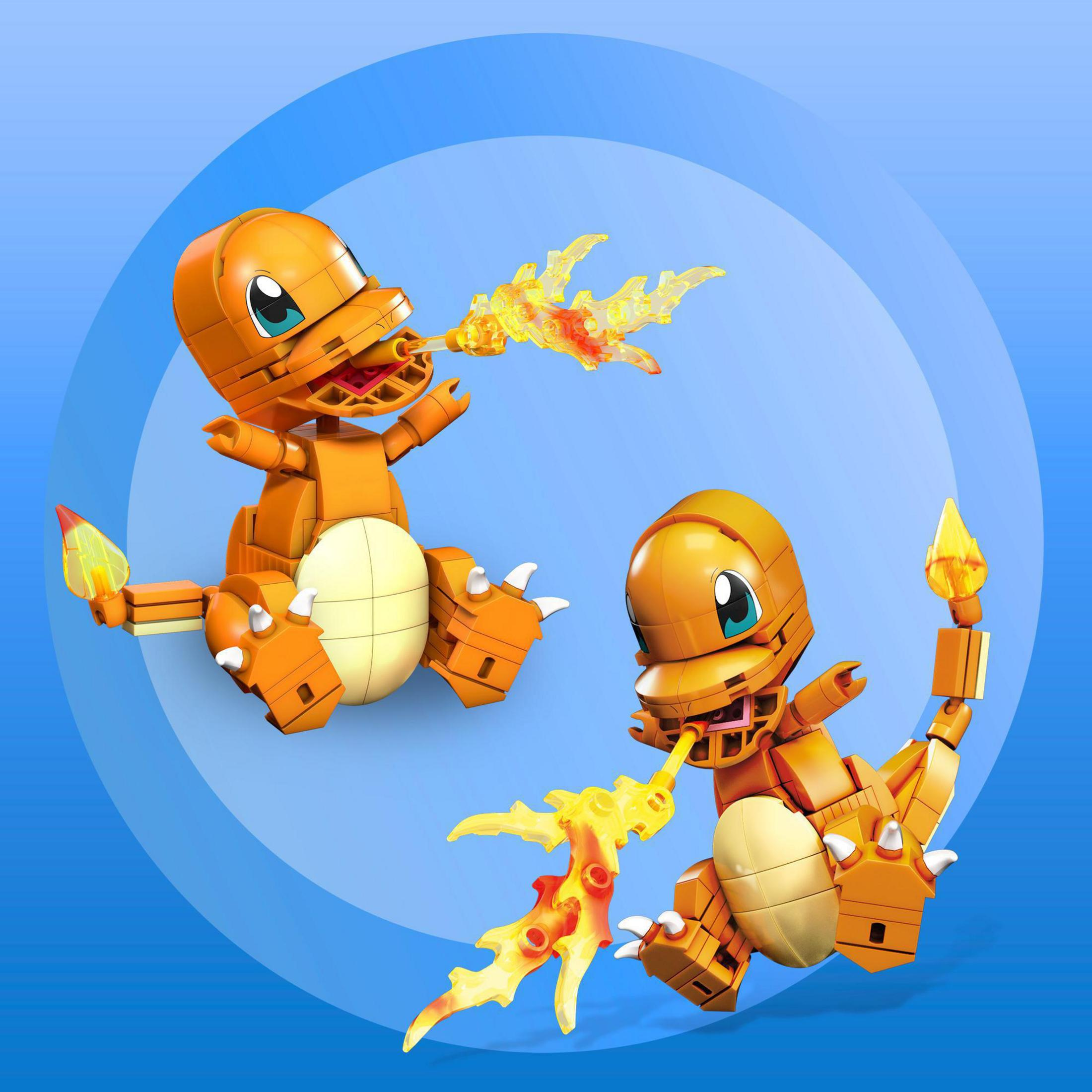 Zwei orangefarbene Charmander-Figuren aus Blöcken, mit Flammen, auf blauem Hintergrund.