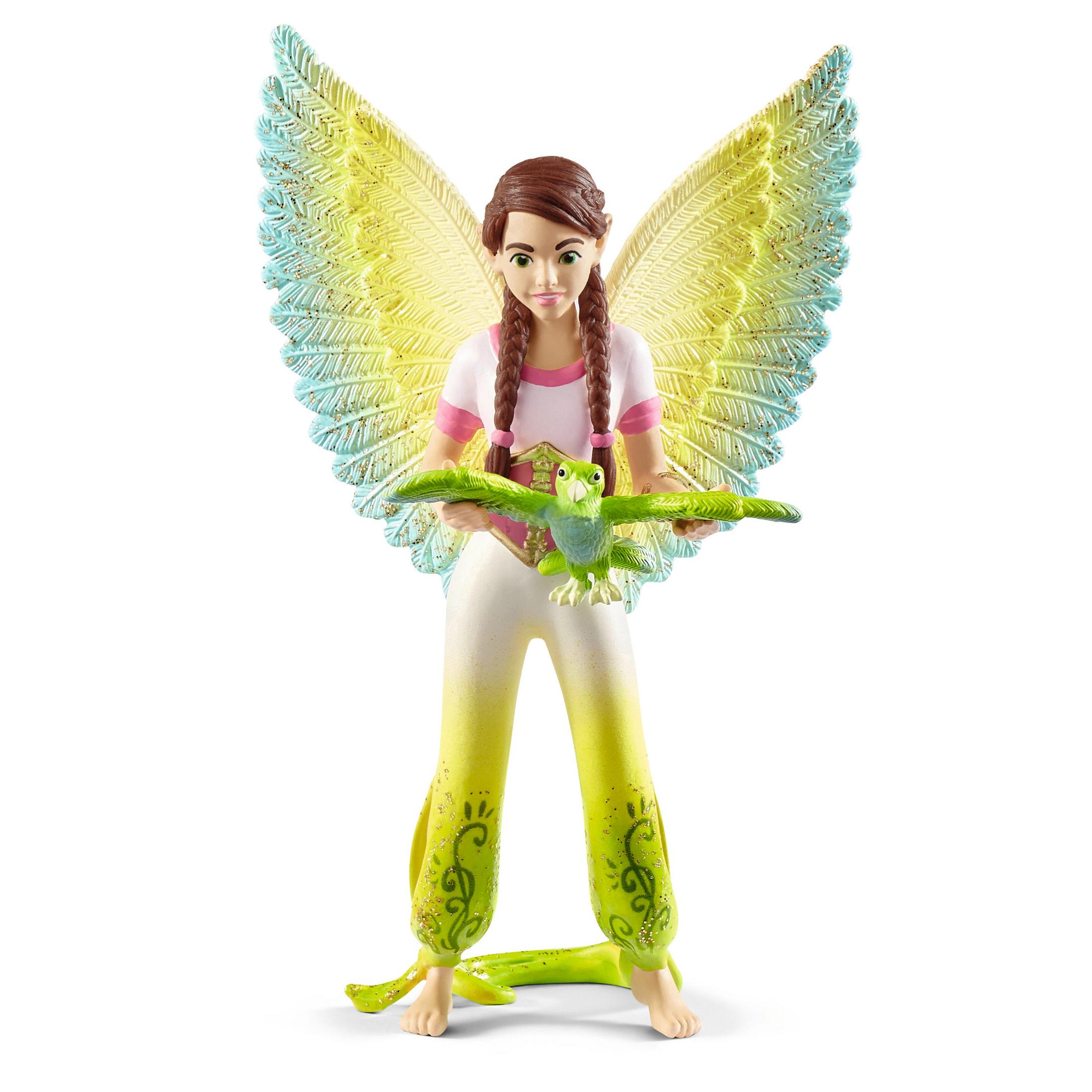 Eine Fee hält eine grüne Papageienfigur, trägt Flügel und ein weiß-gelbes Outfit.