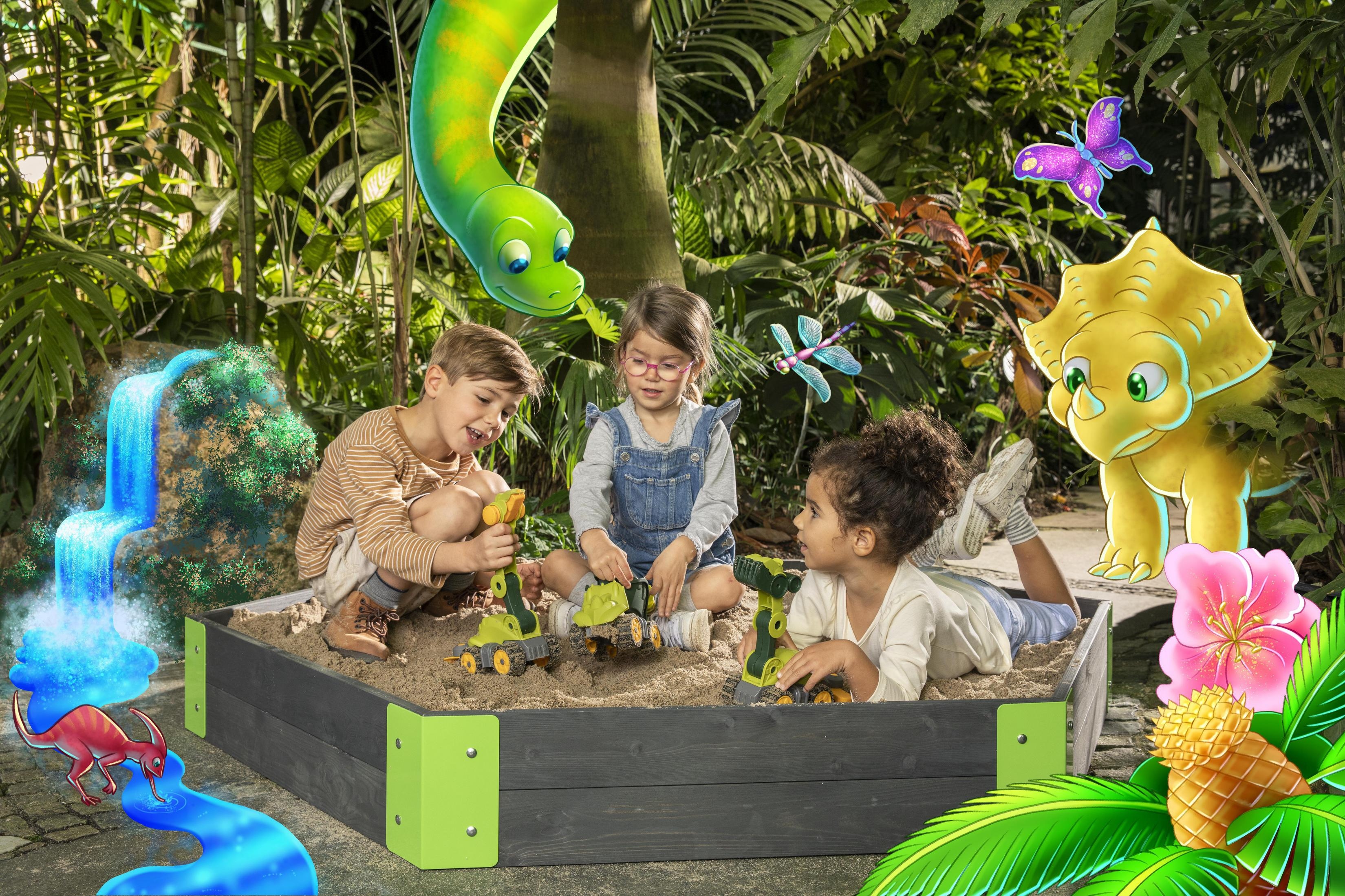 Kinder spielen in einem Sandkasten mit Spielzeug-LKWs. Es gibt einen Dinosaurier und einen Wasserfall.