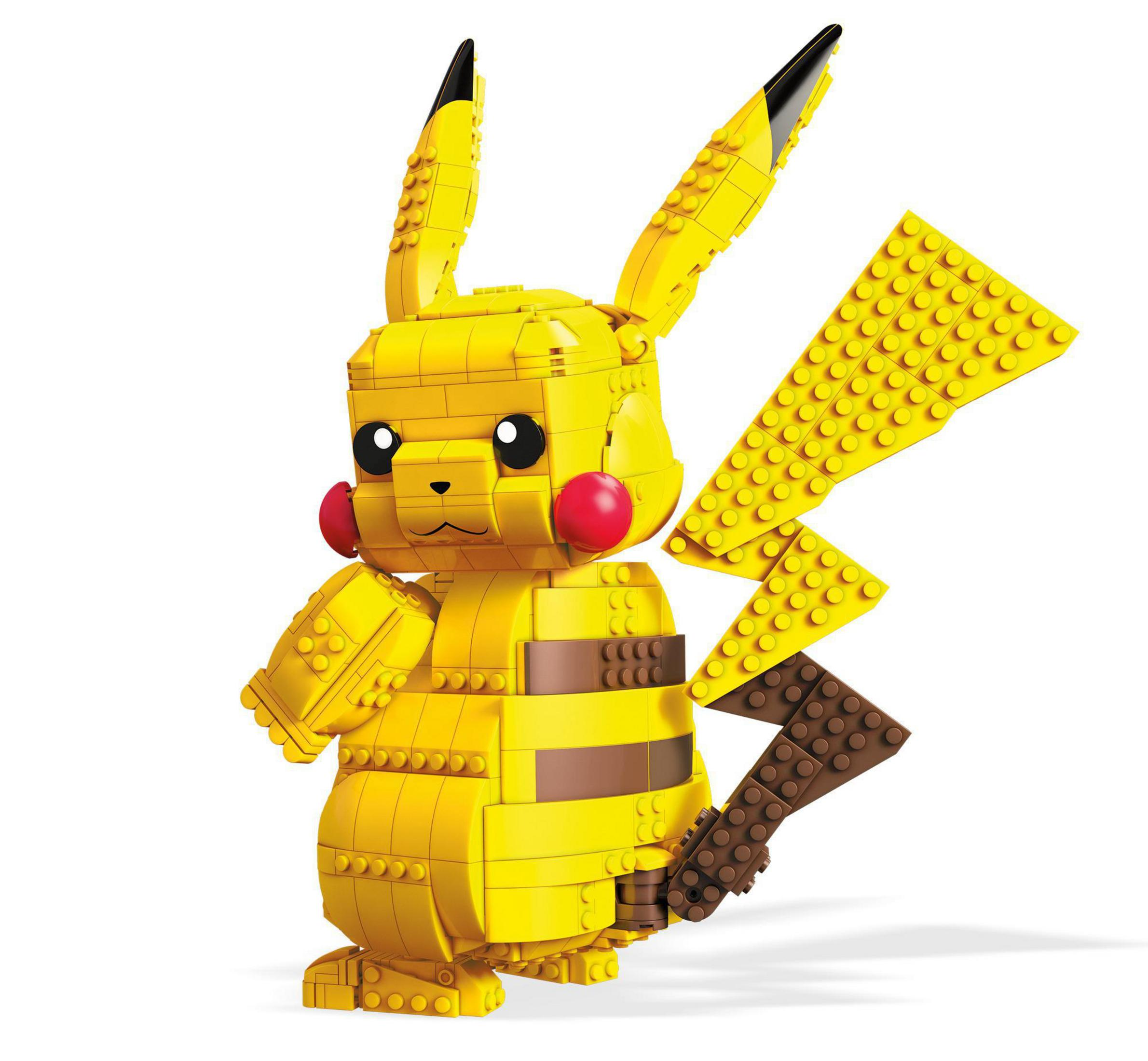 Una figura de Lego de Pikachu con una raya marrón en el vientre, cuerpo amarillo, sobre un fondo blanco.
