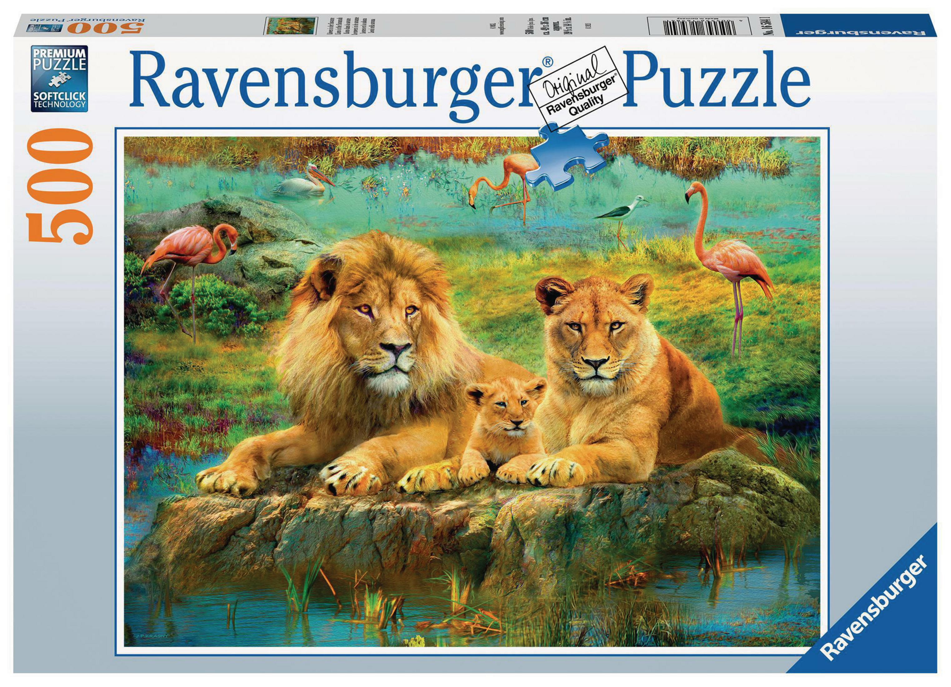 Pudełko puzzli Ravensburger 500 elementów przedstawiające lwy, młode i flamingi blisko wody.